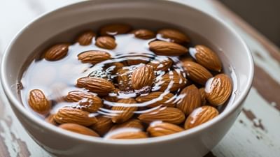 બદામ એક સુપરફૂડ છે, જેમાં પ્રોટીન, ફાઈબર, વિટામિન E અને સારા ફેટ્સ હોય છે. પરંતુ જ્યારે તમે તેને આખી રાત પલાળીને ખાઓ છો, ત્યારે તેના ફાયદા અનેકગણા વધી જાય છે. તમે પણ વિગતે તેના ફાયદા જાણો.