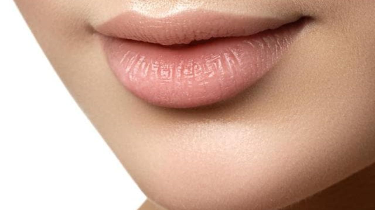 જો કે તેમના રાસાયણિક ઘટકોને કારણે, જ્યારે તેઓ ટૂંકા સમય માટે ભેજ પ્રદાન કરી શકે છે, ત્યારે તેઓ લાંબા ગાળે નુકસાન પહોંચાડી શકે છે. શ્રેષ્ઠ ઉકેલ એ ઘરે બનાવેલા કુદરતી ટિન્ટ છે. જ્યારે લોકો ભાગ્યે જ ઘરે ટિન્ટ બનાવે છે, ત્યારે કુદરતી ઘટકો આજકાલ વધુ લોકપ્રિય બની રહ્યા છે, અને તે કોઈપણ આડઅસર વિના ઉત્તમ પરિણામો આપે છે.