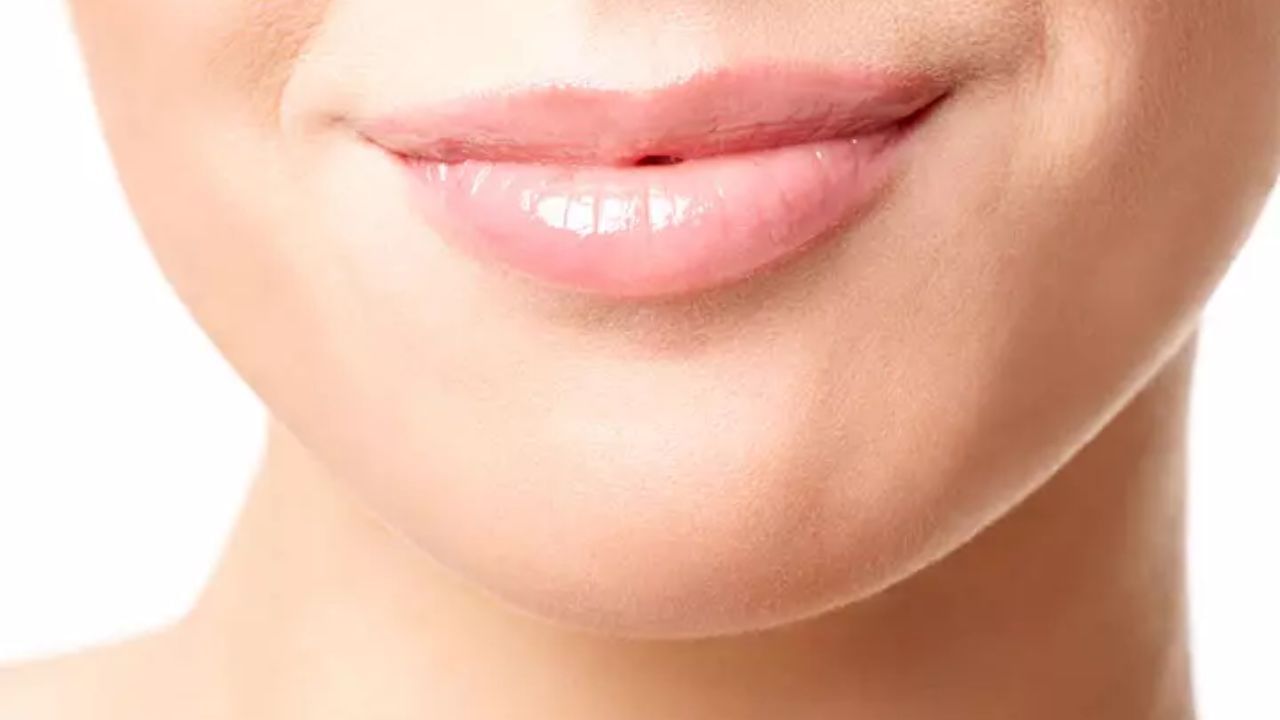 જો તમે આ શિયાળામાં તમારા હોઠને નરમ અને ગુલાબી રાખવા માંગતા હો તો તમે ફક્ત બે ઘટકોનો ઉપયોગ કરીને ઘરે કુદરતી રંગ બનાવી શકો છો. આ આર્ટિકલમાં અમે આ ઘરે બનાવેલા રંગને બનાવવાની સરળ રીત અને તેનો ઉપયોગ કેવી રીતે કરવો તે સમજાવીશું.