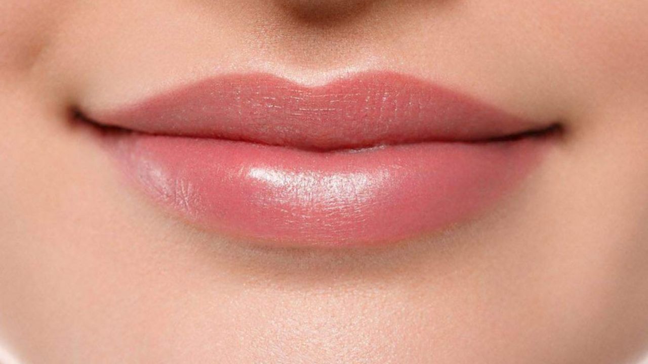 2 ઘટકોનો ઉપયોગ કરીને દેશી રંગ બનાવો: શિયાળા દરમિયાન બજારમાં બીટ એક સામાન્ય વસ્તુ છે. તેમાં રહેલું કુદરતી લાલ રંગદ્રવ્ય તમારા હોઠને ગુલાબી બનાવવા માટે યોગ્ય છે. તમે દેશી રંગ બનાવવા માટે બીટ અને ઘીનો ઉપયોગ કરી શકો છો. ઘી તમારા હોઠને ભેજયુક્ત બનાવશે અને તેમને નરમ બનાવશે. ચાલો શીખીએ કે આ ટિન્ટ કેવી રીતે બનાવવું.