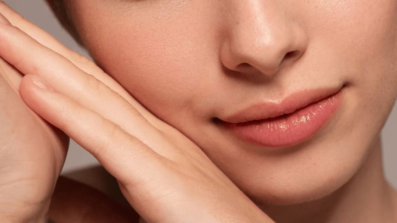 દેશી રંગ કેવી રીતે લગાવવો: બીટ અને ઘીમાંથી બનેલા આ રંગનો ઉપયોગ નિયમિત રંગ કરતા થોડો અલગ છે. આ રંગને તમારી આંગળીઓથી તમારા હોઠ પર હળવા હાથે લગાવો. તેને 15 થી 20 મિનિટ માટે રહેવા દો અને પછી તેને ધોઈ નાખો. આ એક ઉત્તમ રંગ તરીકે કામ કરે છે. જો તમે ઇચ્છો તો તમે તેને આખી રાત પણ રાખી શકો છો. શિયાળા દરમિયાન દરરોજ તેનો ઉપયોગ કરવાથી ચોક્કસપણે ફરક પડશે.