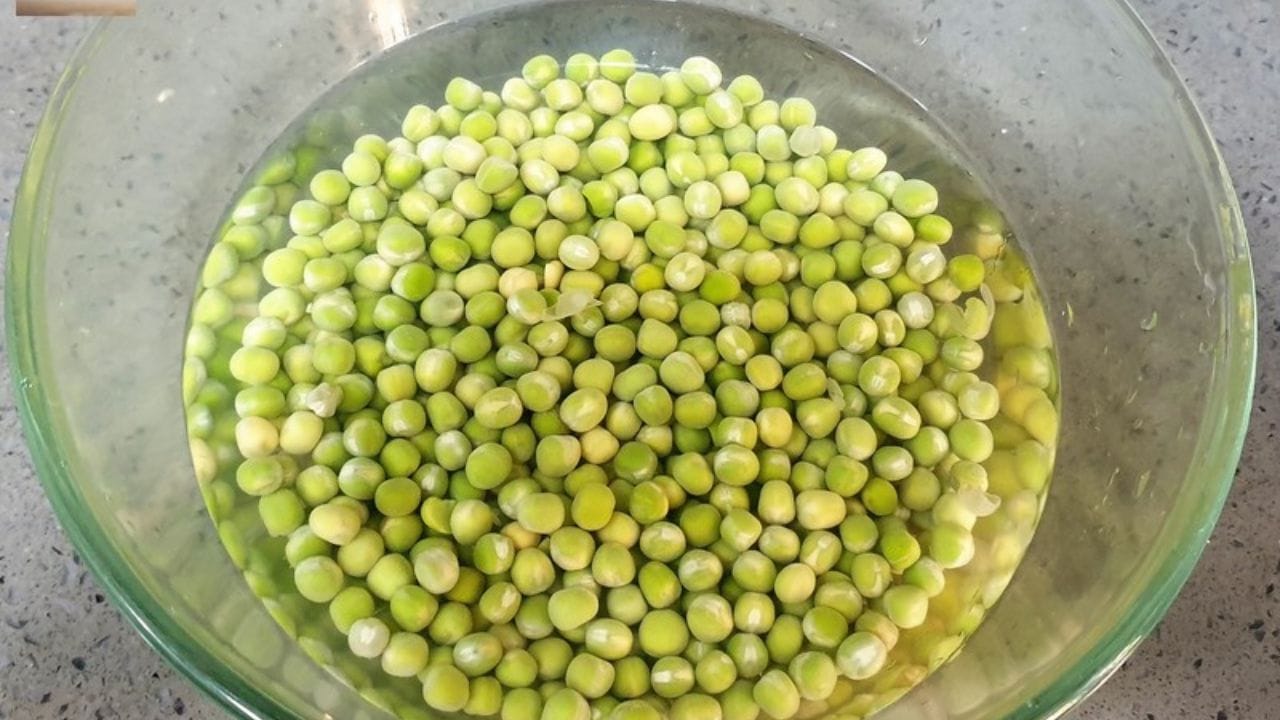 હળદરના પાણીમાં સ્ટોર કરો - વટાણાને રેફ્રિજરેટર વગર હળદરના પાણીમાં ફક્ત એક રાત માટે સ્ટોર કરો. જો તમે વટાણાને આખી રાત સંગ્રહિત કરવા માંગતા હો, તો પાણીમાં એક ચપટી હળદર ઉમેરો અને તેને પલાળી રાખો. આ પદ્ધતિ તેમને લગભગ 12 કલાક સુધી તાજા રાખે છે.
