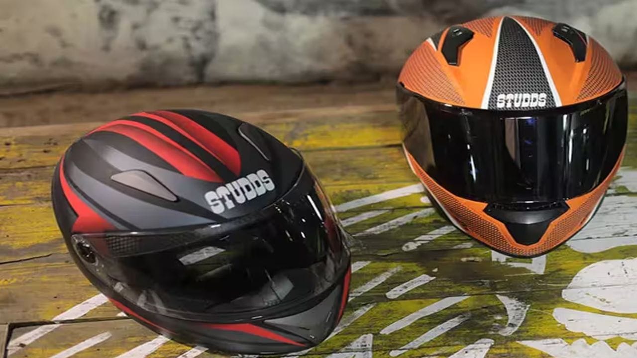 હેલ્મેટ કંપની સ્ટડ્સ એસેસરીઝના શેર આજે સ્થાનિક બજારમાં નબળી એન્ટ્રી કરી છે. જોકે તેના IPOને રોકાણકારો તરફથી મજબૂત પ્રતિસાદ મળ્યો, કુલ કિંમત કરતાં 73 ગણા વધુ બોલીઓ મળી. IPO હેઠળ શેર ₹585 પર જાહેર કરવામાં આવ્યા હતા. 