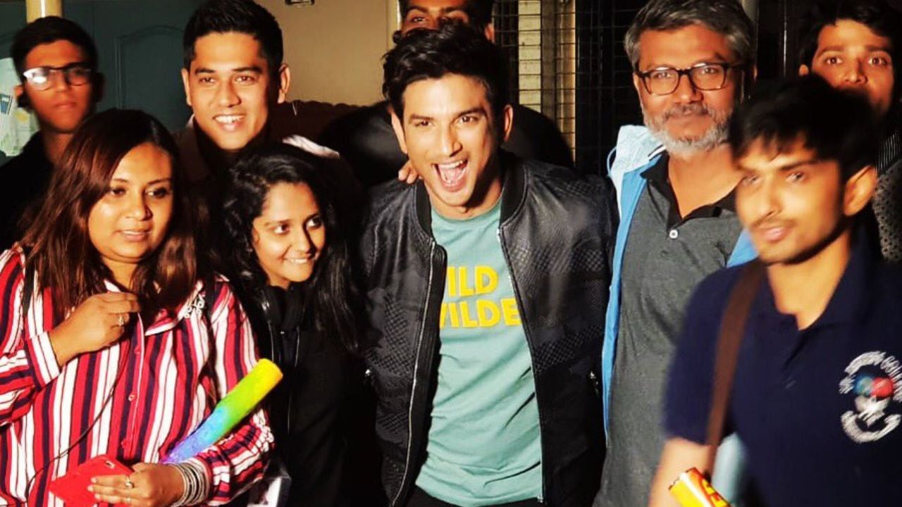 સુશાંતે ટીવી સિરિયલોથી પોતાની અભિનય કારકિર્દીની શરૂઆત કરી હતી. તેનો જન્મ 21 જાન્યુઆરી, 1986ના રોજ બિહારમાં થયો હતો.સુશાંત સિંહ રાજપૂતનો મૃતદેહ 14 જૂન, 2020ના રોજ તેના બાંદ્રા ફ્લેટમાં છતના પંખા સાથે લટકતો મળી આવ્યો હતો.