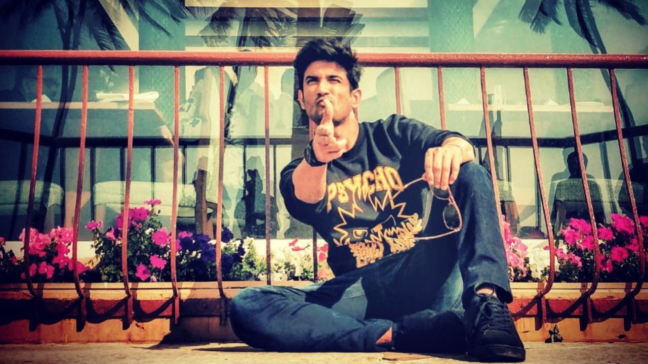 સુશાંત સિંહને ખગોળ ભૌતિકશાસ્ત્રમાં ઊંડો રસ હતો અને ભૌતિકશાસ્ત્રમાં રાષ્ટ્રીય ઓલિમ્પિયાડ જીત્યો હતો.તેમણે મિકેનિકલ એન્જિનિયરિંગમાં બેચલર ઓફ એન્જિનિયરિંગ ડિગ્રી મેળવવા માટે દિલ્હી કોલેજ ઓફ એન્જિનિયરિંગમાં પ્રવેશ મેળવ્યો હતો.