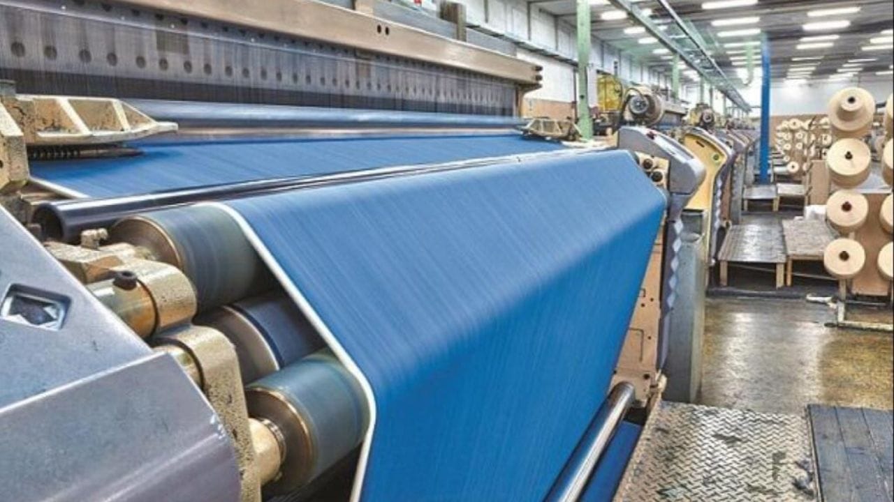 સ્વરાજ સુટીંગ્સ ટેક્સટાઇલ ઉદ્યોગમાં સક્રિય છે. કંપની ડેનિમ અને કોટન જેવા કાપડનું ઉત્પાદન કરે છે, જેનો ઉપયોગ જીન્સ, બોટમવેર અને હોમ ટેક્સટાઇલમાં થાય છે. કંપનીનું મિશન ફક્ત કાપડ વેચવાનું નથી, પરંતુ ઉત્પાદનના અનેક તબક્કાઓનું સંચાલન કરવાનું પણ છે. તેની ફેક્ટરીઓ યાર્ન ડાઇંગથી લઈને વણાટ અને ફેબ્રિકને ઘરે જ ફિનિશ કરવા સુધીની દરેક વસ્તુનું સંચાલન કરે છે. કંપની તેના ઉત્પાદનો ઘણી મોટી અને પ્રખ્યાત ટેક્સટાઇલ બ્રાન્ડ્સને સપ્લાય કરે છે.