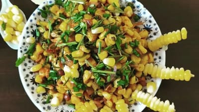 શિયાળામાં, તમે સ્વીટ કોર્ન ચાટનો આનંદ માણી શકો છો. સ્વીટ કોર્નને મીઠાવાળા પાણીમાં ઉકાળો, પાણી કાઢી લો અને થોડું બટર ઉમેરો. લીલા મરચાં, ડુંગળી, ટામેટાં અને ધાણાના પાન ઉમેરો. ચાટ મસાલો, સંચળ મીઠું અને કાળા મરી પાવડર ઉમેરો.  (Image: indukurigreeshma)