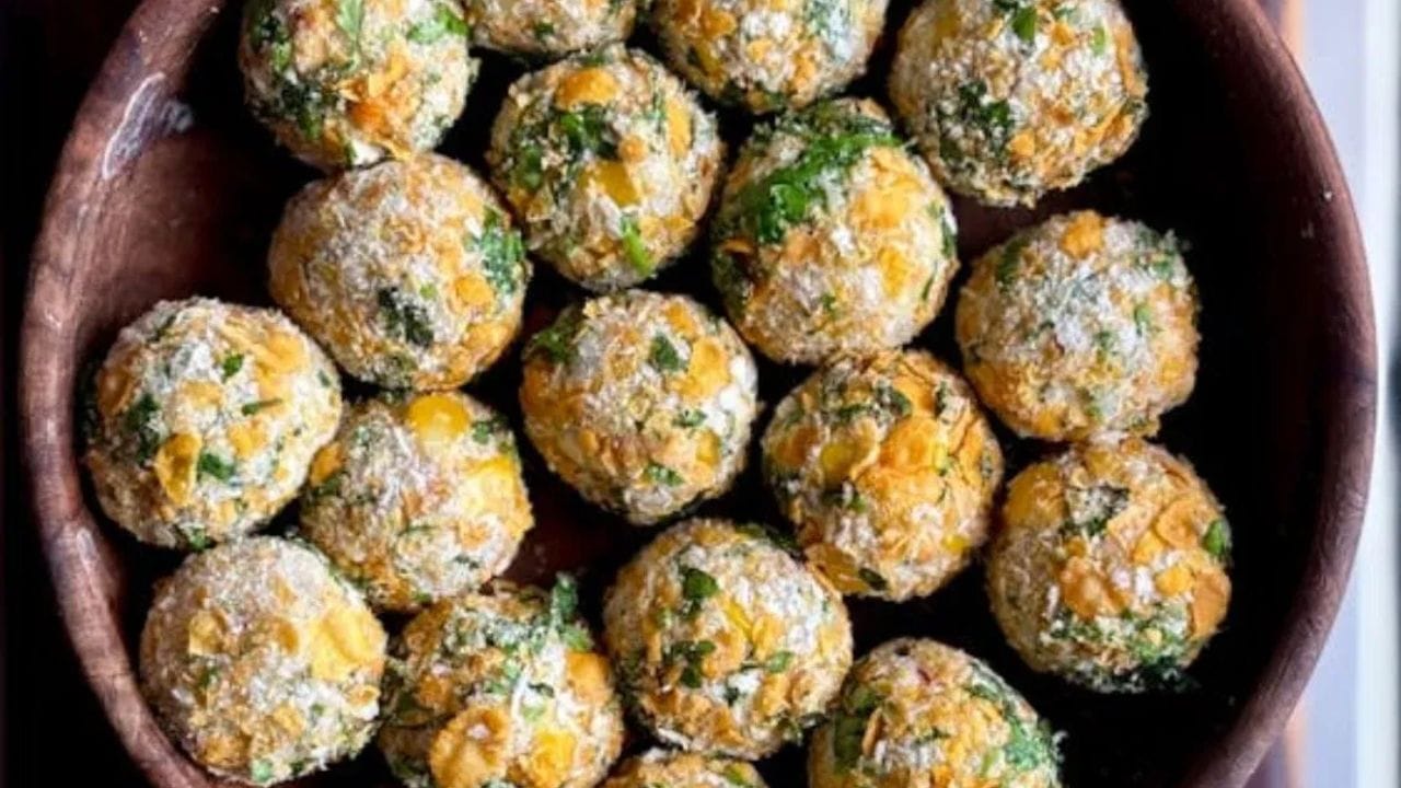 સ્વીટ કોર્નના ચીઝ બોલ પણ એક સ્વાદિષ્ટ નાસ્તો છે. તેને બનાવવા માટે, બાફેલી મકાઈ અને બાફેલા બટાકાને મેશ કરો અને તેમાં મીઠું, મરચું સહિતના તમામ મસાલા ઉમેરી મિક્સ કરો. આ પછી, ચીઝના નાના બોલ બનાવો, તેને સ્વીટ કોર્ન મિશ્રણ વચ્ચે ચીઝ બોલ મુકી શેપ આપી દો. ત્યાર બાદ તેને બ્રેડક્રમ્સમાં રોલ કરો અને પછી તેને ફ્રાય કરો.(Image:Pexels) 