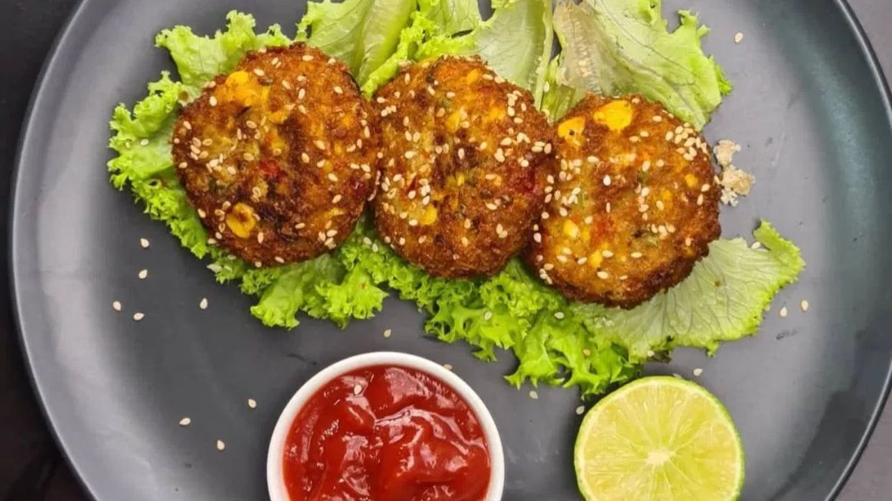 જો તમે ડીપ-ફ્રાય ન કરવા માંગતા હો, તો સ્વીટ કોર્નની કટલેટ પણ બનાવી શકો છો. આ તમે ઓછા તેલમાં બનાવી શકો છે. આ માટે, બાફેલા બટાકા, બાફેલા સ્વીટ કોર્ન અને મસાલા ઉમેરી મિક્સ કરો. તેમજ તેમાં થોડું પીસેલું આદુ અને લીલા મરચાં ઉમેરો. બંને બાજુ થોડા તેલ અથવા બટરમાં શેકો. પછી, ચાટ મસાલો ઉમેરો અને આનંદ માણો.(Image: foodandmorebyanuradha ) 