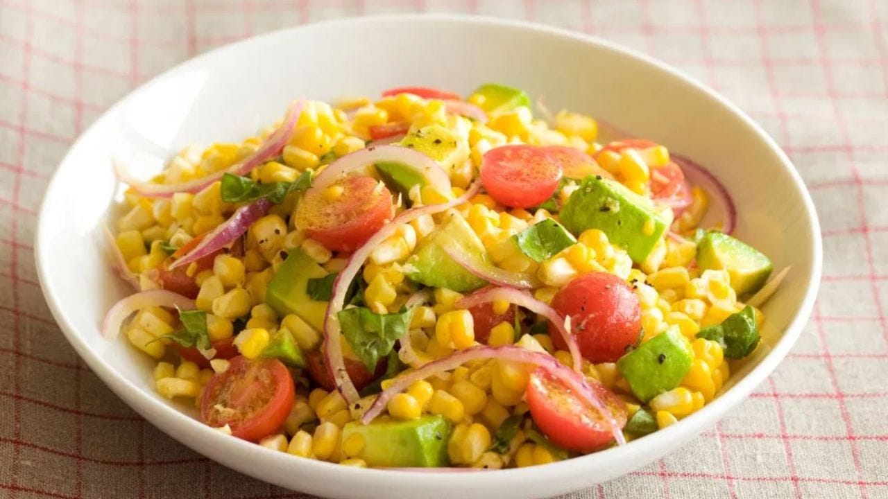 સ્વીટ કોર્નના નાસ્તાની વાત કરીએ તો, ફિટનેસ ફ્રીક્સ માટે સલાડ એક ઉત્તમ વિકલ્પ છે. તમે ફ્રોઝન અથવા બાફેલા સ્વીટ કોર્નનો ઉપયોગ કરી શકો છો. ટામેટાં, કાકડી, લીંબુનો રસ, કેટલાક સ્પ્રાઉટ્સ, શિમલા મરચાં, ગાજર અને લેટીસ ઉમેરો, અને થોડું સંચળ અને કાળા મરી સાથે આનંદ માણો. (Image:Getty)