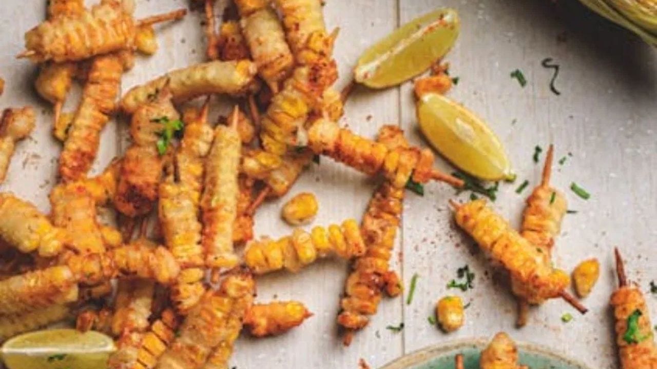 ક્રિસ્પી કોર્ન પણ એક ઉત્તમ નાસ્તાનો વિકલ્પ છે. મકાઈને મીઠાવાળા પાણીમાં 3 થી 4 મિનિટ માટે ઉકાળો. પછી, તેને એક બાઉલમાં મૂકો અને તેને ચોખાના લોટ અથવા તમારી પસંદગીના કોઈપણ અન્ય લોટથી કોટ કરો, જેમાં મરચાં, ધાણા પાવડર વગેરે જેવા મૂળભૂત મસાલા ભેળવી દો. ભેળવવા માટે ટૉસ કરો, પછી તળો. ઉપર મરી અને થોડું સંચળ છાંટીને સર્વ કરી શકો છો. (Image: pexels)
