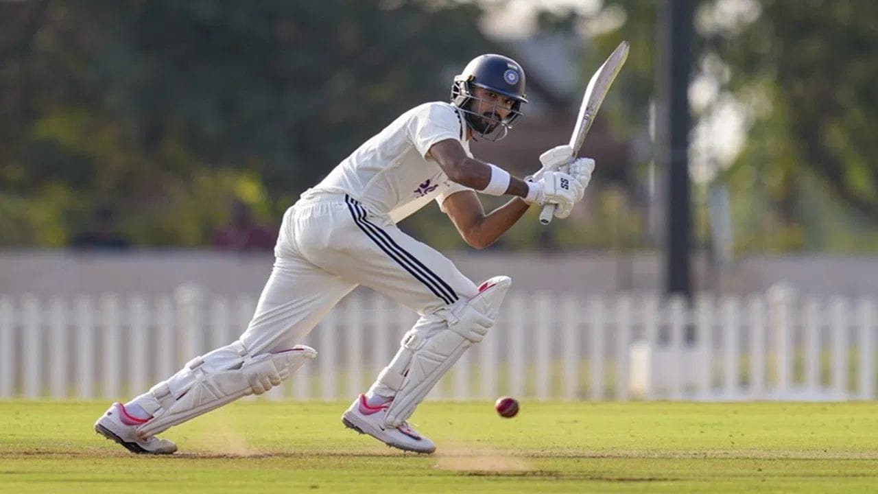 દેવદત્ત પડિકલ હાલમાં દક્ષિણ આફ્રિકા સામેની ટેસ્ટ શ્રેણી રમી રહેલી ટીમ ઈન્ડિયાની ટીમમાં છે. જો પડિકલને બીજી મેચમાં તક નહીં મળે, તો તેને સૈયદ મુશ્તાક ટ્રોફી માટે રિલીઝ કરવામાં આવી શકે છે.