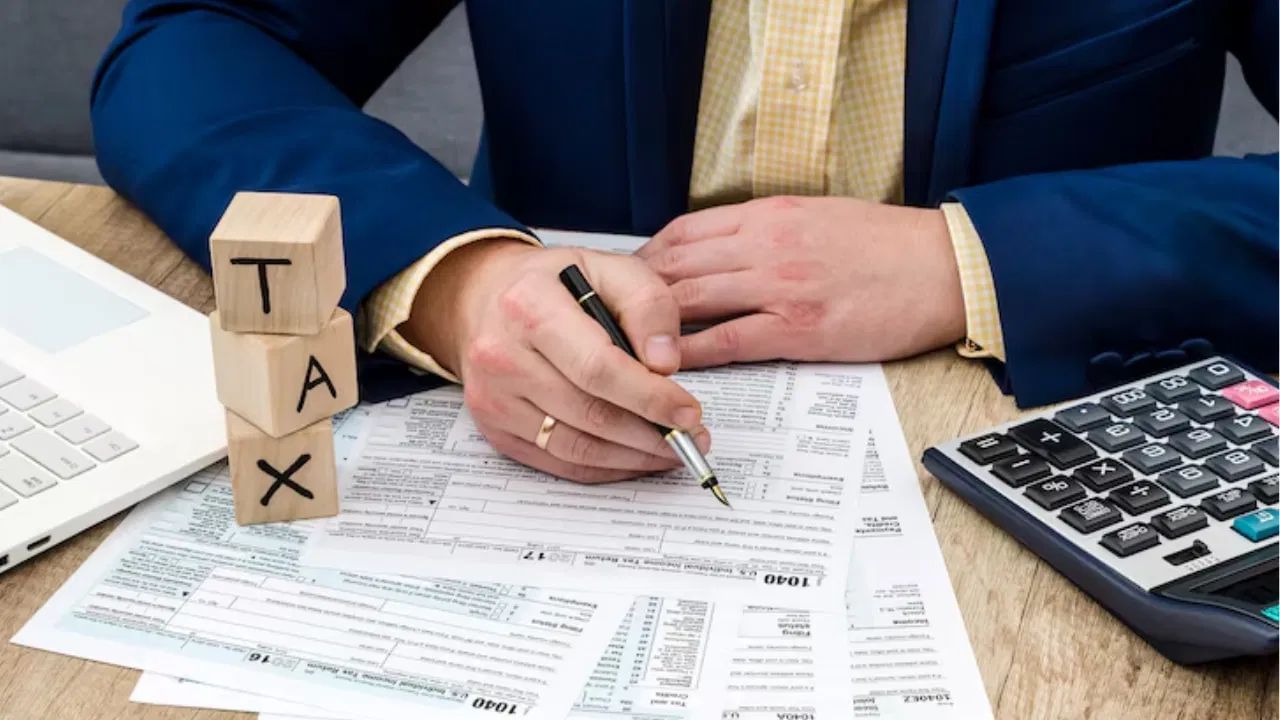 નવા કાયદામાં 39 નવા ટેબલ (કોષ્ટક) અને 40 નવા ફોર્મ્યુલાનો સમાવેશ થાય છે, જેનાથી લાંબા ફકરા વાંચવાને બદલે એક નજરમાં શું કરવાની જરૂર છે, તે સમજવું સરળ બને છે. સદનસીબે, કોઈ નવા ટેક્સ દરમાં વધારો કરવામાં આવ્યો નથી; ફક્ત ભાષા અને સ્ટ્રક્ચર જ સરળ બનાવવામાં આવ્યું છે.