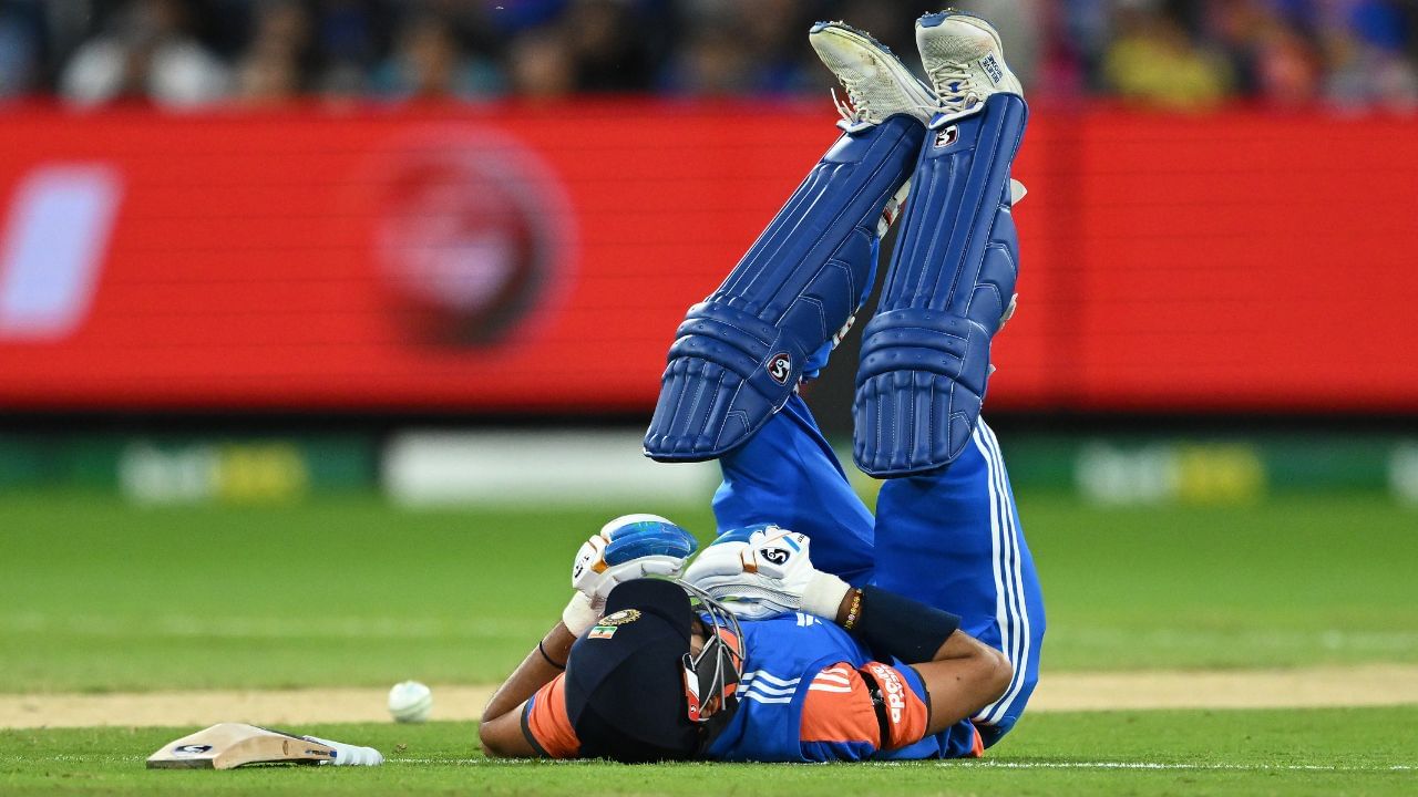 ભારતીય ટીમ સીરિઝમાં હજુ 0-1થી પાછળ ચાલી રહી છે. બીજી ટી20માં ઓસ્ટ્રેલિયાએ જીત મેળવી હતી. જ્યારે બંન્ને ટીમો વચ્ચે પહેલી ટી20 મેચ વરસાદના કારણે રદ્દ થઈ હતી. હવે ત્રીજી મેચ જીતી ટીમ ઈન્ડિયા પાસે સીરિઝમાં બરાબરી કરવાની તક  છે.