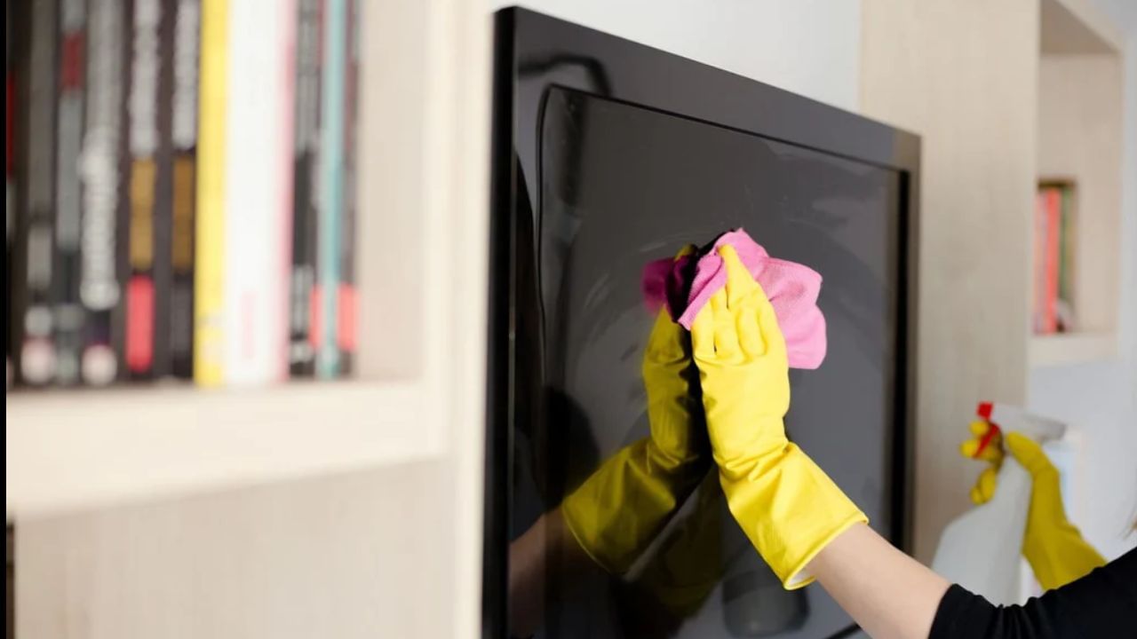 TVને યોગ્ય રીતે કેવી રીતે સાફ કરવું?: તમારા ટીવીને લાંબા સમય સુધી નવું દેખાડવા માટે, હંમેશા સ્વચ્છ, સૂકા માઇક્રોફાઇબર કાપડનો ઉપયોગ કરો. પહેલા, સ્ક્રીનને હળવેથી ધૂળથી સાફ કરો. જો કોઈ ફિંગરપ્રિન્ટ્સ અથવા ડાઘ રહે છે, તો કપડાને થોડું ડિસ્ટિલ્ડ પાણી અથવા ટીવી ક્લીનરથી ભીનું કરો અને ધીમેધીમે સાફ કરો.