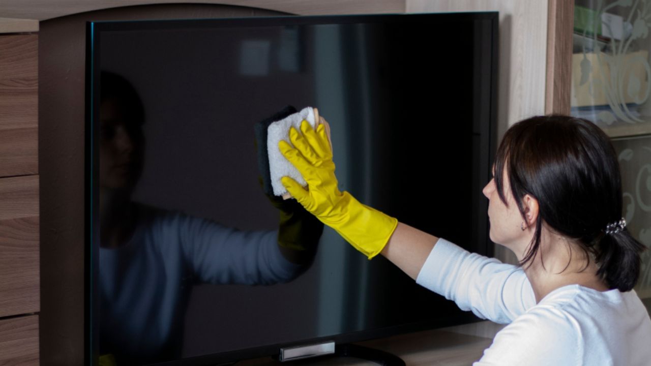 કાગળથી સાફ કરવું : કેટલાક લોકો કાગળના ટુકડા અથવા ટીશ્યુથી પણ સાફ કરે છે, જે નરમ દેખાય છે પરંતુ વાસ્તવમાં તે તમારી સ્ક્રીન પર નાના સ્ક્રેચ છોડી દે છે. વધુમાં, ડીશ સોપ, વિનેગર અથવા આલ્કોહોલ વાઇપ્સ પણ હાનિકારક છે કારણ કે તે સ્ક્રીનના કોટિંગને ઘસાઈ જાય છે અને ધુમ્મસ છોડી દે છે.