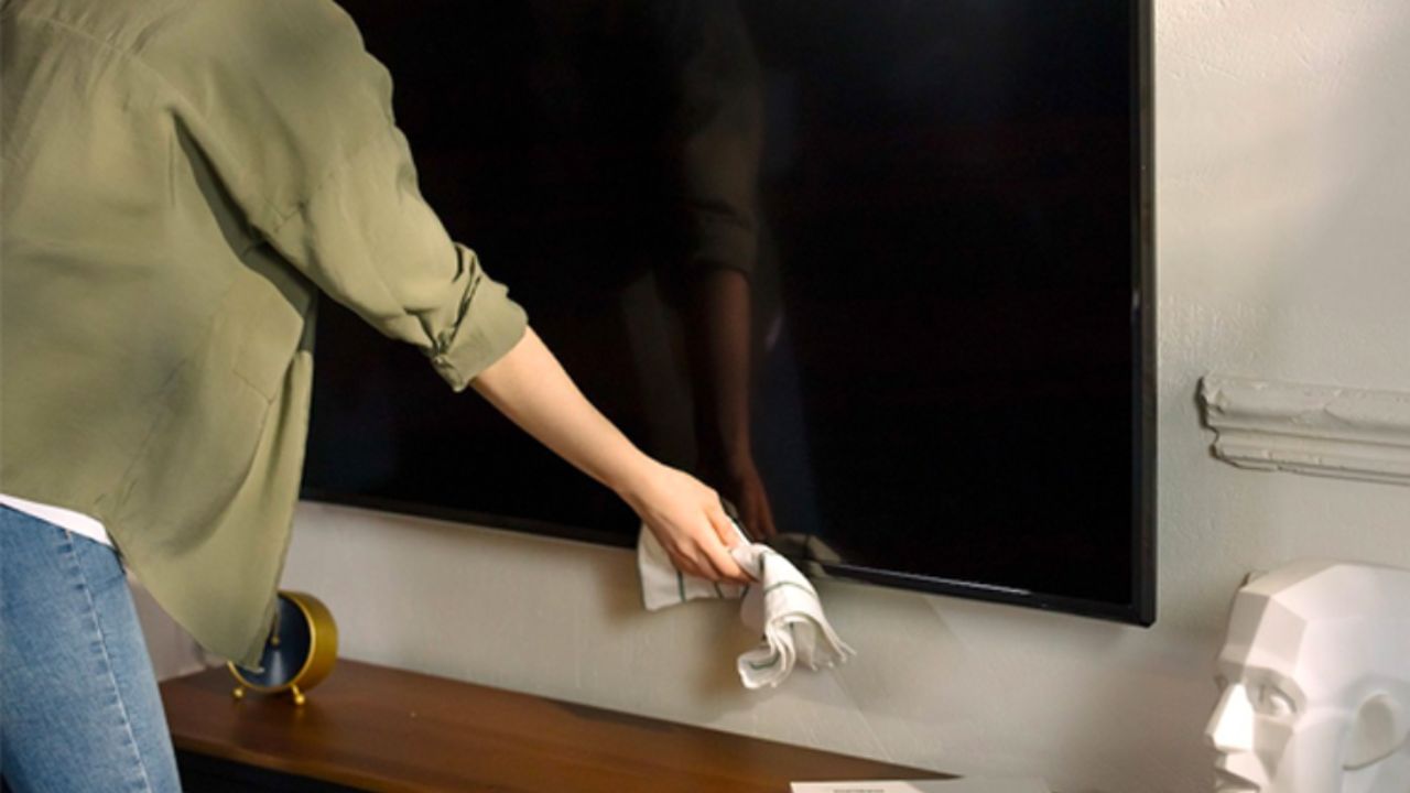 ઘણા લોકો તેમના TV સ્ક્રીનને સાફ કરવા માટે એમોનિયા આધારિત ગ્લાસ ક્લીનર્સ, ઘરગથ્થુ સફાઈ સ્પ્રે અથવા ફર્નિચર પોલિશનો ઉપયોગ કરે છે, પરંતુ આ બધા ઉત્પાદનો સ્ક્રીનના રક્ષણાત્મક સ્તરને નુકસાન પહોંચાડે છે. આ ઉત્પાદનોમાં રહેલા રસાયણો સ્ક્રીનની ચમક અને સ્પષ્ટતા ઘટાડી શકે છે.