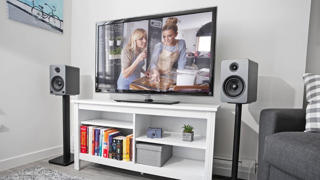 લિક્વીડનો ઉપયોગ ના કરો:  સ્પીકર વેન્ટ્સ સાફ કરતી વખતે કોઈપણ લિક્વીડ અથવા સ્પ્રેનો ઉપયોગ ના કરવો. આ તમારા ટીવીના સ્પીકર્સને નુકસાન પહોંચાડી શકે છે અથવા અન્ય સમસ્યાઓનું કારણ બની શકે છે. જોકે, સ્પીકરના વેન્ટ્સમાંથી ધૂળ દૂર કરવા માટે થિનર જેવા પ્રવાહીનો ઉપયોગ કરી શકાય છે, કારણ કે તે હવાના સંપર્કમાં આવે ત્યારે ઝડપથી સુકાઈ જાય છે. જો તમારી પાસે થિનર હોય, તો તમે થિનરમાં ટૂથબ્રશ ડુબાડી શકો છો અને સ્પીકરના વેન્ટ્સને હળવા હાથે સાફ કરી શકો છો.