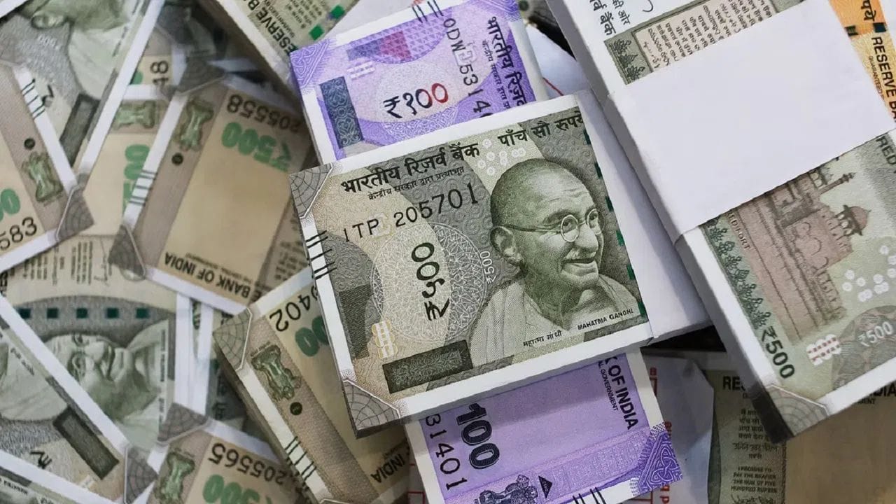 હવે ગેરફાયદાની વાત કરીએ તો, ઓવરડ્રાફ્ટ સામાન્ય સેવિંગ એકાઉન્ટ કરતાં વધુ વ્યાજ દર આકર્ષે છે. આનો વારંવાર ઉપયોગ કરવાથી ખાતામાં બેલેન્સ નેગેટિવ થઈ શકે છે. બેંક ફક્ત ચોક્કસ મર્યાદા સુધી ઓવરડ્રાફ્ટની મંજૂરી આપે છે. સમયસર પેમેન્ટ કરવામાં નિષ્ફળતા ક્રેડિટ હિસ્ટરીને નુકસાન પહોંચાડી શકે છે. નોંધનીય છે કે, આમાં બેંકો અલગ-અલગ ચાર્જ અને શરતો લાગુ કરી શકે છે.