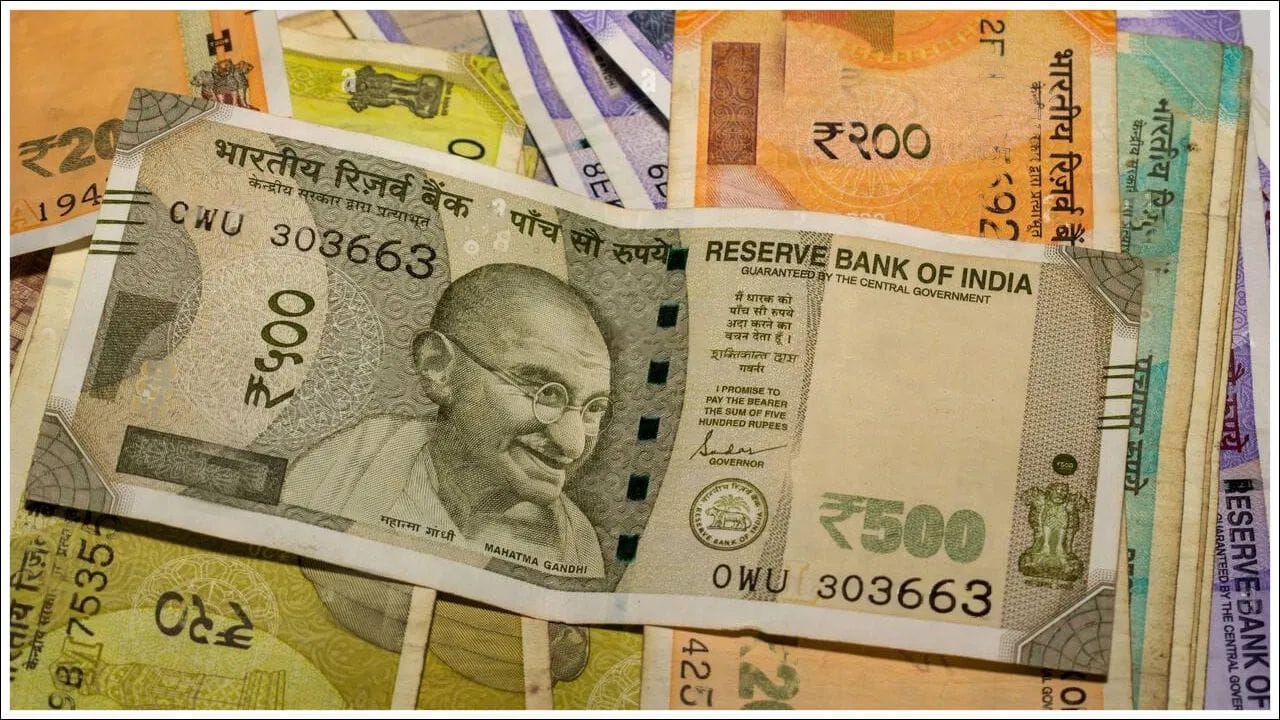 PM Jan Dhan Yojana હેઠળ ખોલવામાં આવેલા બધા બેંક એકાઉન્ટ ઝીરો બેલેન્સના હોય છે. આથી, આ બેઝિક સેવિંગ્સ બેંક ડિપોઝિટ એકાઉન્ટ (BSBDA) માં મિનિમમ બેલેન્સની કોઈ આવશ્યકતા નથી. ગ્રાહકો તેમના ઝીરો બેલેન્સ એકાઉન્ટમાંથી ₹10,000 સુધીના ઓવરડ્રાફ્ટનો પણ લાભ લઈ શકે છે. વધુમાં કટોકટીની સ્થિતિમાં બેંક ખાતામાંથી ફંડ ઉપાડી શકાય છે. આ સિવાય બેંક એકાઉન્ટના RuPay ડેબિટ કાર્ડ પર ₹2 લાખ સુધીનો અકસ્માત વીમો પણ ઉપલબ્ધ છે.