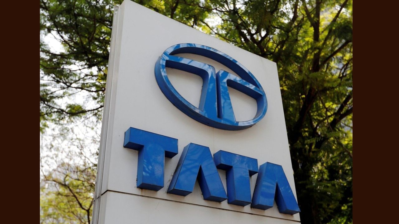 કંપનીના શેરની વર્તમાન સ્થિતિની વાત કરીએ તો, કંપનીનો શેર બપોરે 12 વાગ્યે BSE પર ₹373.50 પર ટ્રેડ થઈ રહ્યો છે, જે 4.62% ઘટીને છે. કંપનીના શેર શરૂઆતમાં ₹386.45 પર ખુલ્યા હતા, જ્યારે શુક્રવારે, કંપનીના શેર ₹391.60 પર બંધ થયા હતા. TMPV શેરમાં ઘટાડાનો આ સતત પાંચમો દિવસ છે, જે આ સમયગાળા દરમિયાન 11.55% ઘટ્યો છે. 10 નવેમ્બરના રોજ, કંપનીના શેર ₹410.60 પર ટ્રેડ થઈ રહ્યા હતા.