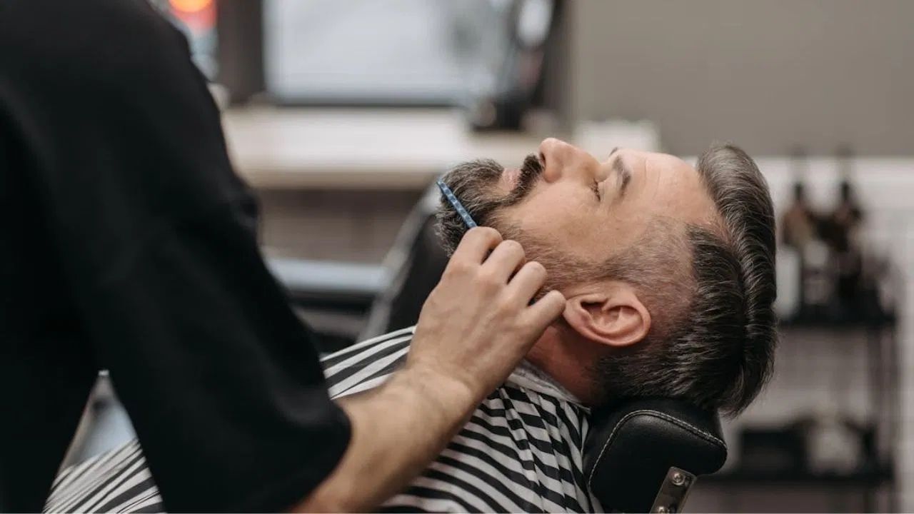 જ્યારે દાઢી કે મૂછની વૃદ્ધિ અને જાડાઈ ઘણીવાર જનીનો પર આધાર રાખે છે, ત્યારે કેટલીક નાની બાબતો પર ધ્યાન આપીને પણ સંપૂર્ણ રફ લુક પ્રાપ્ત કરી શકાય છે. આ જ કારણ છે કે કેટલાક લોકોને દાઢીનો દેખાવ ગમે છે, જ્યારે અન્ય લોકોને તે અપ્રિય લાગી શકે છે. તો ચાલો દાઢીની સંભાળ સંબંધિત કેટલીક દંતકથાઓ જાણીએ .