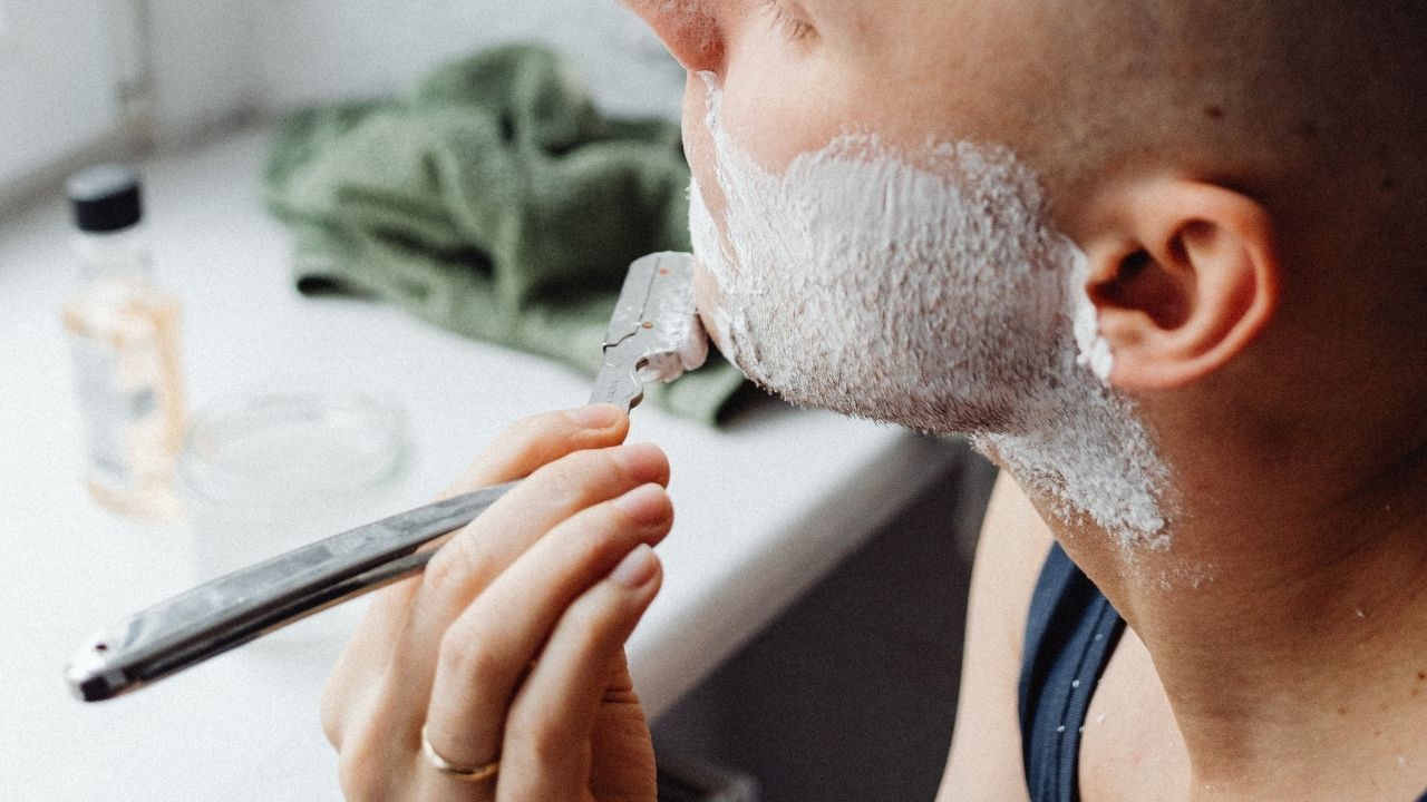 પાતળી દાઢી વિશે બીજી એક દંતકથા એ છે કે વધુ વખત શેવ કરવાથી ચહેરાના વાળ ઝડપથી વધે છે, અને આનાથી દાઢી જાડી અથવા ઝડપથી વધશે. હકીકતમાં, જ્યારે તમે શેવ કરો છો, ત્યારે પાતળું ઉપરનું સ્તર દૂર થાય છે, અને જ્યારે તમે ફરીથી શેવ કરો છો, ત્યારે વાળ થોડા જાડા લાગે છે, અને લોકો વિચારે છે કે વાળની સંખ્યા વધી ગઈ છે. તમારા વાળ અથવા દાઢી કેટલા જાડા હશે, અને તે કેવી રીતે વધશે, તે તમારા જનીનો અને હોર્મોન્સ પર આધાર રાખે છે.