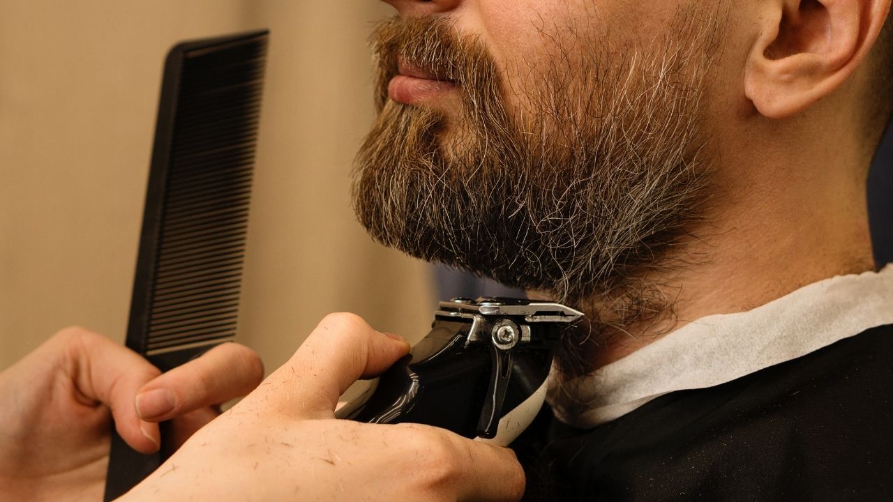 ઘણા લોકો વિચારે છે કે ઉનાળામાં દાઢી રાખવાથી અસ્વસ્થતા થઈ શકે છે અને ચહેરાને તીવ્ર ગરમીનો અનુભવ થઈ શકે છે. આ જ કારણ છે કે લોકો ઉનાળામાં ક્લીન શેવ કરવાનું વધુ સારું માને છે. જોકે, ઉનાળામાં દાઢી તમારા માટે કૂલ વસ્તુ બની શકે છે. આ ફક્ત સ્ટાઇલ વિશે નથી; જ્યારે તમને પરસેવો આવે છે અને તેને સાફ કર્યા પછી પવન ફૂંકાય છે, ત્યારે તે હળવા એર કન્ડીશનર જેવું લાગે છે. વધુમાં, તે તમારી ત્વચાને યુવી કિરણોથી ઘણી હદ સુધી રક્ષણ આપે છે.