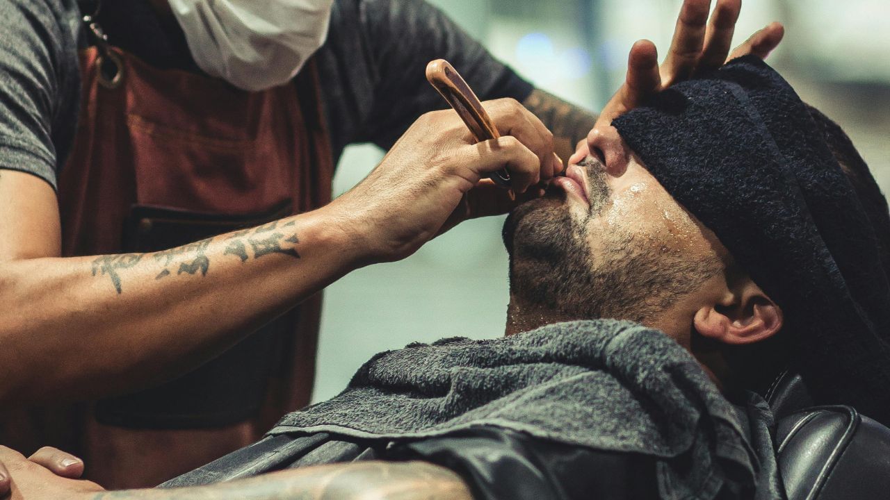 કેટલાક લોકો માને છે કે જેમની દાઢી પાતળી હોય છે, એટલે કે વાળ જાડા થતા નથી, તે હંમેશા સમાન રહેશે, પરંતુ આવું બિલકુલ નથી. કોઈપણ ગેરમાન્યતાનો શિકાર બન્યા વિના, જો તમે તમારી દાઢીની યોગ્ય રીતે કાળજી લો છો, તો તમે જાડી અને સ્વસ્થ દાઢી મેળવી શકો છો. આમાં ટ્રિમિંગ, ગ્રુમિંગ, સપ્લિમેન્ટ્સ અને યોગ્ય દાઢી સંભાળ ઉત્પાદનોનો ઉપયોગ શામેલ છે.