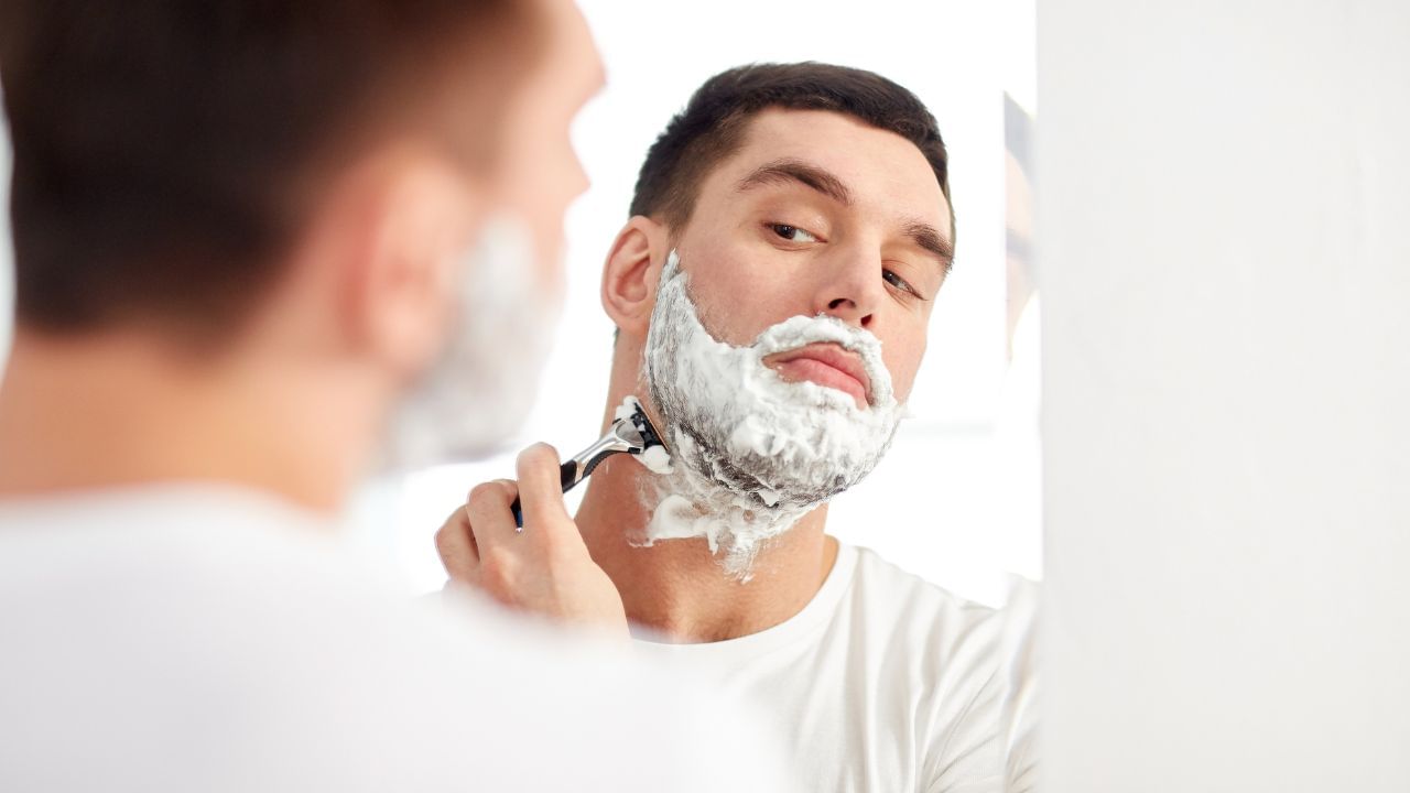 લોકો ઘણીવાર ધારે છે કે બધા દાઢીવાળા પુરુષોને ખંજવાળ આવે છે, પરંતુ તે સાચું નથી. દાઢી કાઢવાથી ખંજવાળ આવતી નથી, કારણ કે તે એક કુદરતી પ્રક્રિયા છે. ઘણીવાર, હાર્ડ શેવિંગ ઉત્પાદનોનો ઉપયોગ કરવાથી અને દાઢીની નીચે છુપાયેલી ત્વચાને મોઇશ્ચરાઇઝ ન કરવાથી શુષ્કતાને કારણે ખંજવાળ અથવા ફોલ્લીઓ થઈ શકે છે.