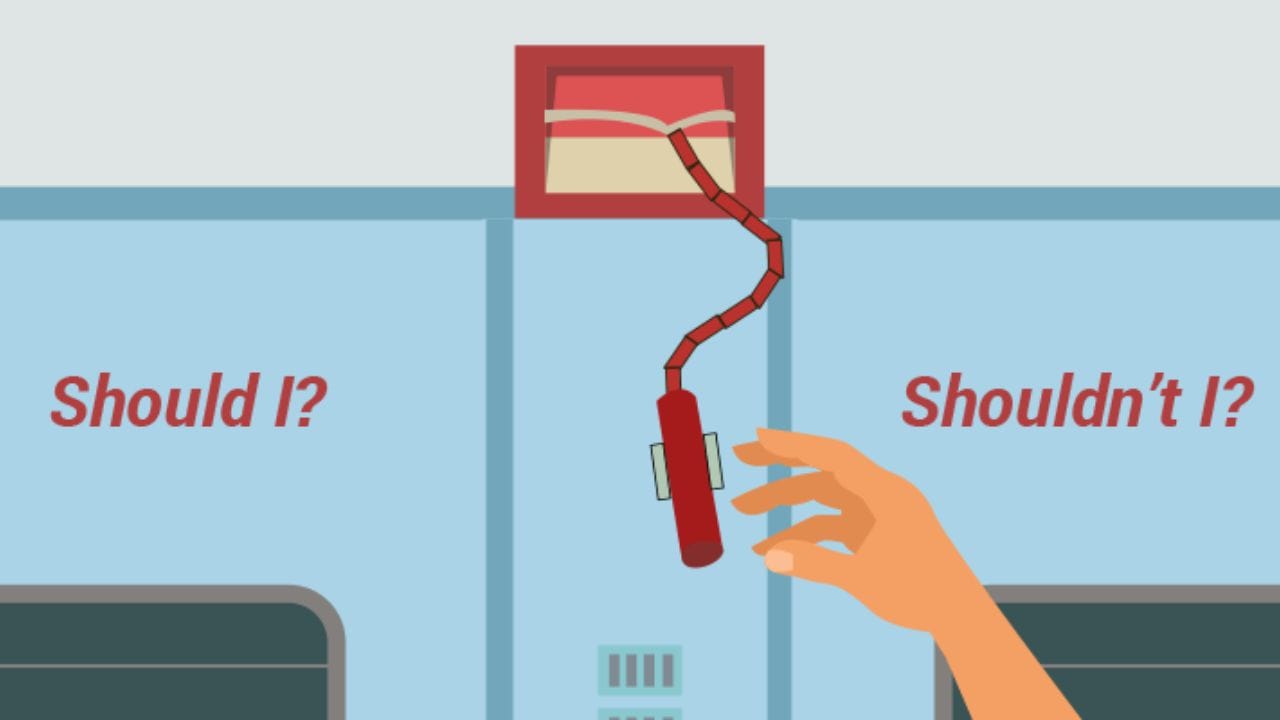 રેલવે પોલીસ તરત કાર્યવાહી કરે છે. ટ્રેન રોકાતા જ ગાર્ડ અને TTE ચેન ખેંચનાર કોણ છે તે શોધવાનું શરૂ કરે છે. જો આરોપી સ્થળ પર મળી ન આવે તો CCTV કેમેરા, મુસાફરોના નિવેદન અને કોચ કન્ડક્ટરની મદદથી તપાસ થાય છે. એકવાર આરોપી મળી ગયા પછી, RPF તેને કસ્ટડીમાં લઈને સીધો કેસ નોંધે છે. ઘણા કિસ્સાઓમાં ટ્રેન જ ત્યાં જ અટકાવી દેવામાં આવે છે અને આરોપીને નીચે ઉતારી કાર્યવાહી કરવામાં આવે છે.
