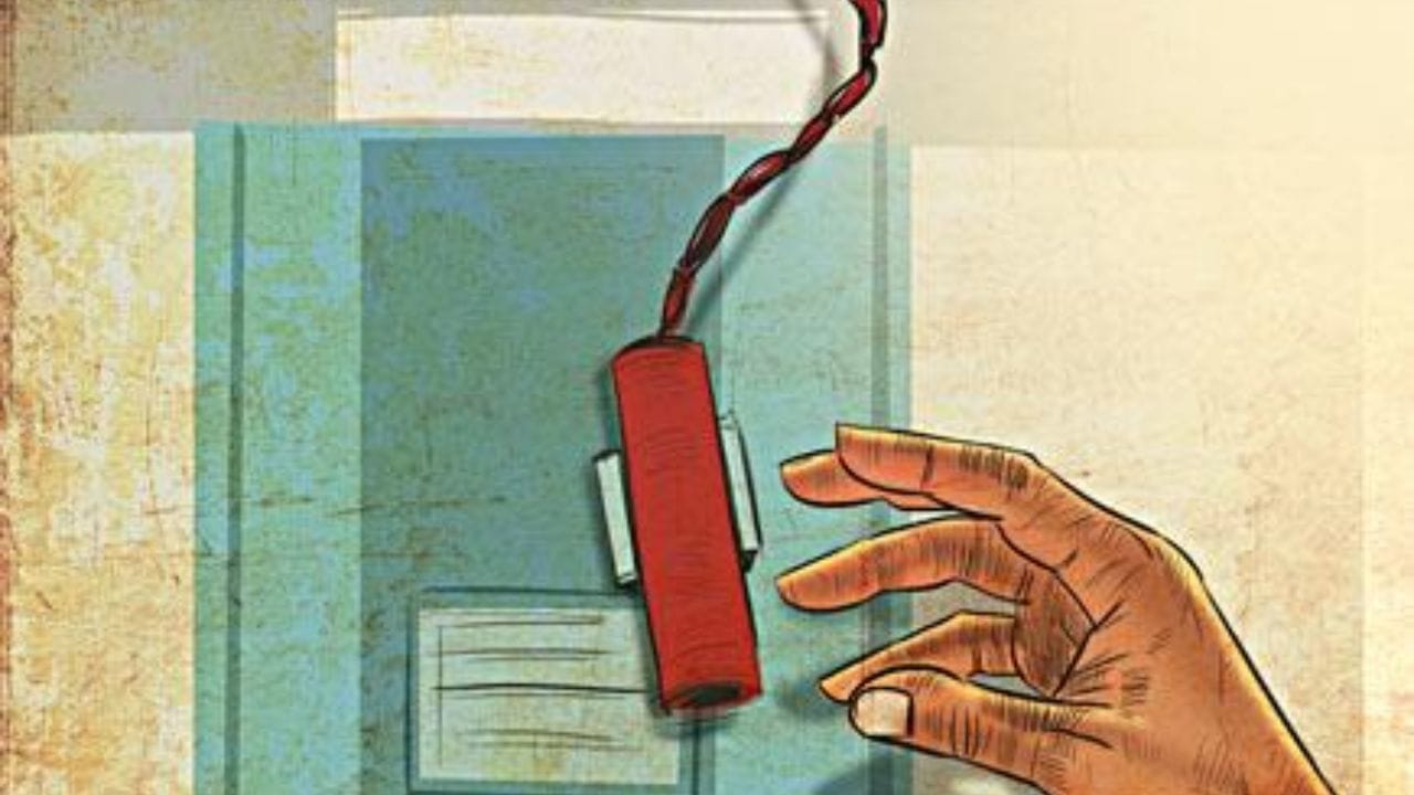 ક્યારે ચેન ખેંચવી કાયદેસર છે?: ગંભીર પરિસ્થિતિમાં કાયદો મુસાફરને રક્ષણ આપે છે. જો કોઈ ગર્ભવતી સ્ત્રીને તાકીદે મદદ જોઈએ. કોઈ વૃદ્ધ અથવા બાળક ટ્રેનમાં ચઢતાં સમય નીચે પડી જાય, કોઈ મુસાફર બેભાન થઈ જાય, તો ચેન ખેંચવી સંપૂર્ણ રીતે કાયદેસર છે.
