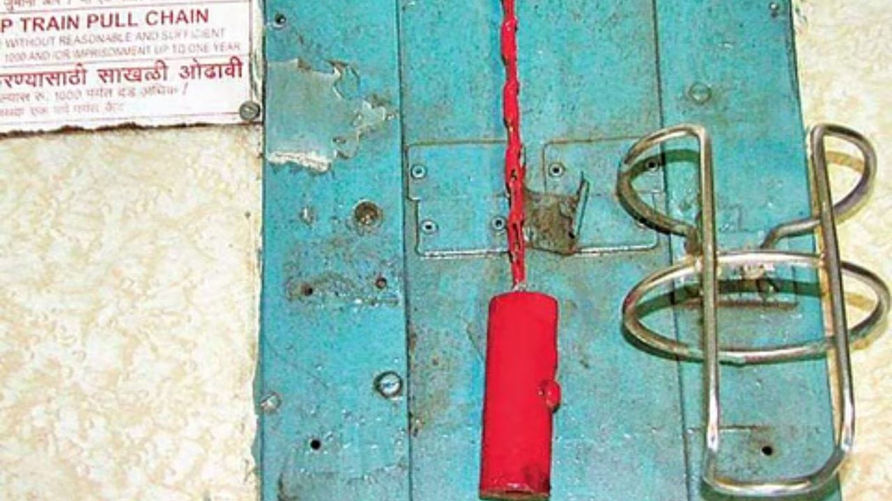 પણ ઘણા મુસાફરો નાની-મોટી બાબતો માટે ચેન ખેંચી દે છે. જેમ કે પરિવારનો કોઈ સભ્ય પાછળ રહી ગયો હોય અથવા પ્લેટફોર્મ પર સામાન રહી ગયો હોય. આ બધું કાયદાની દૃષ્ટિએ સંપૂર્ણ રીતે ખોટું છે.
