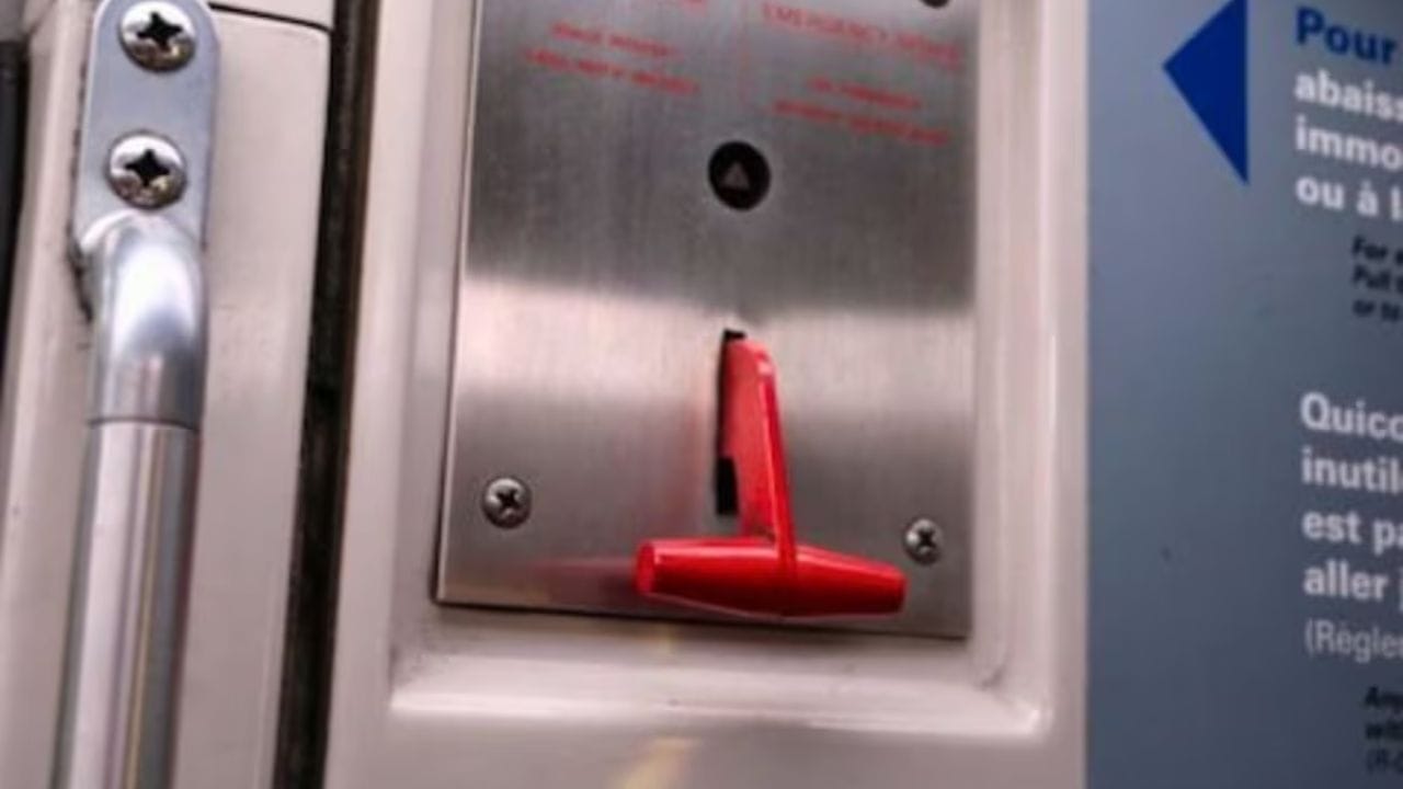 જો તમે ચાલતી ટ્રેનમાં બિનજરૂરી રીતે ઇમર્જન્સી ચેન ખેંચો છો, તો તમે માત્ર તમારી જાતને જ નહીં પરંતુ સેકડો મુસાફરોને મુશ્કેલીમાં મૂકી શકો છો. સાથે જ તમને કડક દંડ, જેલ સજા અને કાનૂની ઝંઝટનો સામનો કરવો પડશે. એટલે ટ્રેનની ઇમર્જન્સી ચેનનો ઉપયોગ માત્ર જરૂરી પરિસ્થિતિમાં જ કરવો જોઈએ.
