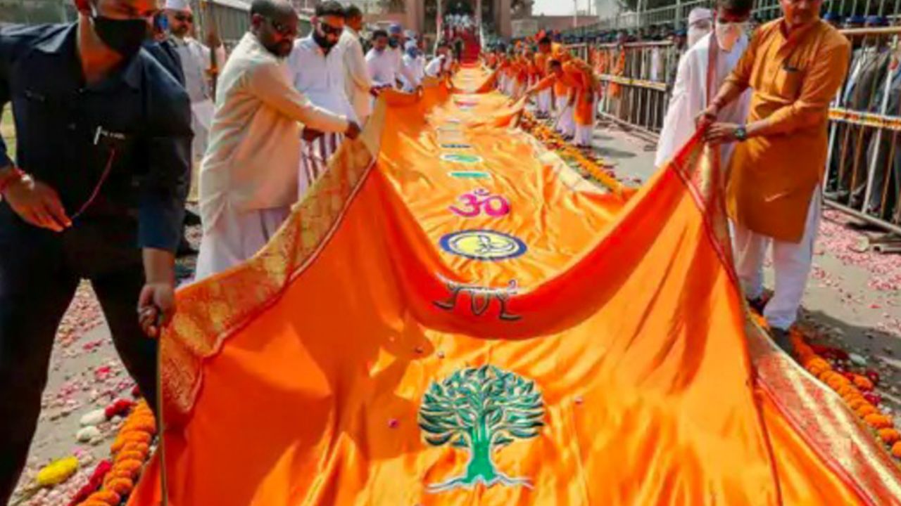 જો તમે પણ માતા-પિતાને શ્રીરામલલાના દર્શન કરાવવા માંગો છો તેમજ યાત્રા બજેટ ફ્રેન્ડલી રાખવા માંગો છો તો આ લેખ તમારા માટે છે. આજે અમારી ટ્રાવેલ ટિપ્સ સીરિઝમાં અમદાવાદથી અયોધ્યા કેવી રીતે પહોંચવું તે વિશે વિસ્તારથી વાત કરીશું.