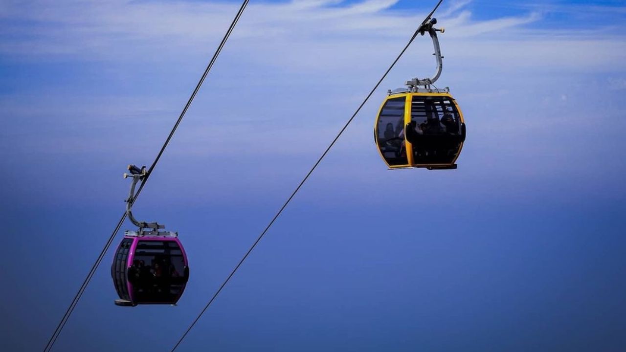 કચ્છના રણની મુલાકાત એક અનોખો અનુભવ છે. ઉનાળો, વરસાદી ઋતુ કે શિયાળો, તે સૌથી લોકપ્રિય સ્થળોમાંનું એક છે. ફક્ત સ્થાનિક લોકો જ નહીં પણ વિદેશી પ્રવાસીઓ પણ અહીં ઉમટી પડે છે. ખાસ વાત એ છે કે,કચ્છમાં દર વર્ષે રણોત્સવનું આયોજન કરવામાં આવે છે. શિયાળામાં આ રણની સુંદરતા તમને મિનિટોમાં મંત્રમુગ્ધ કરી દેશે