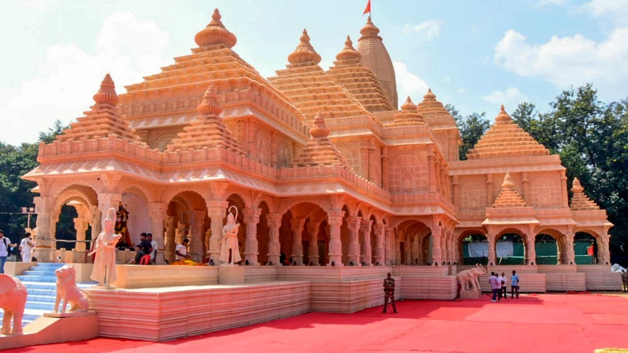 અયોધ્યાની શાન રામ જન્મભૂમિ મંદિર છે. સૌથી પહેલા રામ મંદિરના દર્શન કરો. ત્યારબાદ અનેક ફેમસ ઘાટો આવેલા છે.  સરયુ નદીના કિનારે 14 ઘાટ બનાવવામાં આવ્યા છે. ત્યારબાદ હનુમાન ગઢી જવાનો પ્લાન બનાવો તેમજ તમે અયોધ્યામાં બનેલા દશરથ મહલની પણ મુલાકાત લઈ શકો છો.