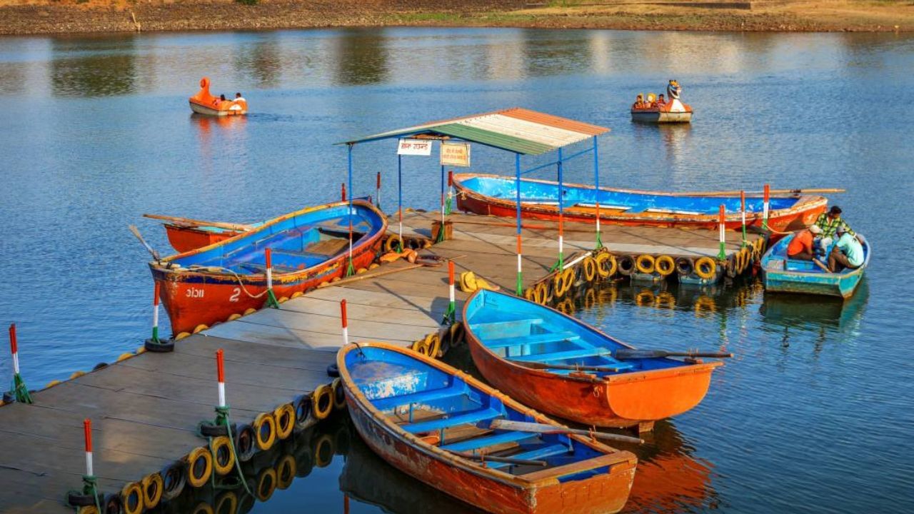 સાપુતારા ગુજરાતનું એકમાત્ર હિલ સ્ટેશન, જ્યાં તમે ઠંડી પવન, ધુમ્મસવાળી સવાર અને લીલીછમ હરિયાળીનો આનંદ માણી શકો છો. મોટાભાગે લોકો ચોમાસામાં આ સ્થળની મુલાકાત લેતા હોય છે.