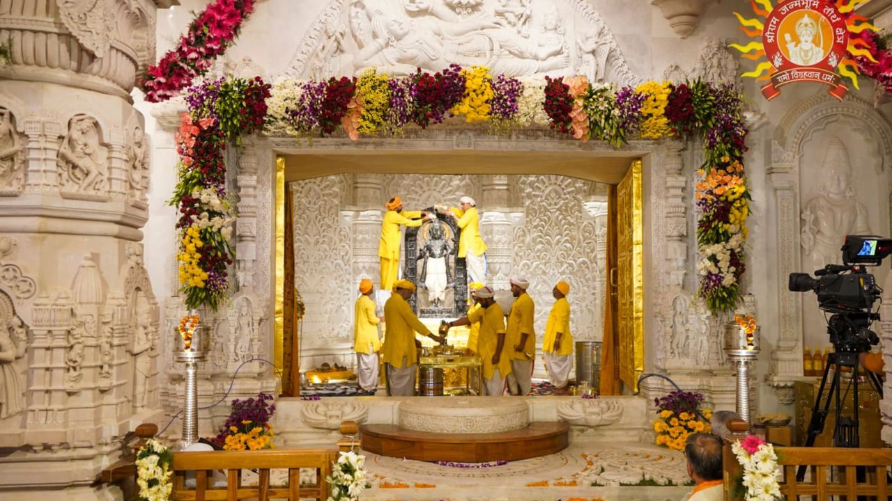 પહેલા તો અમદાવાદથી દિલ્હીનું અંતર 989 છે. દિલ્હીથી અયોધ્યાનું અંતર યમુના એક્સપ્રેસવે અને લખનૌ એક્સપ્રેસવે દ્વારા 700 થી 750 કિમી છે.