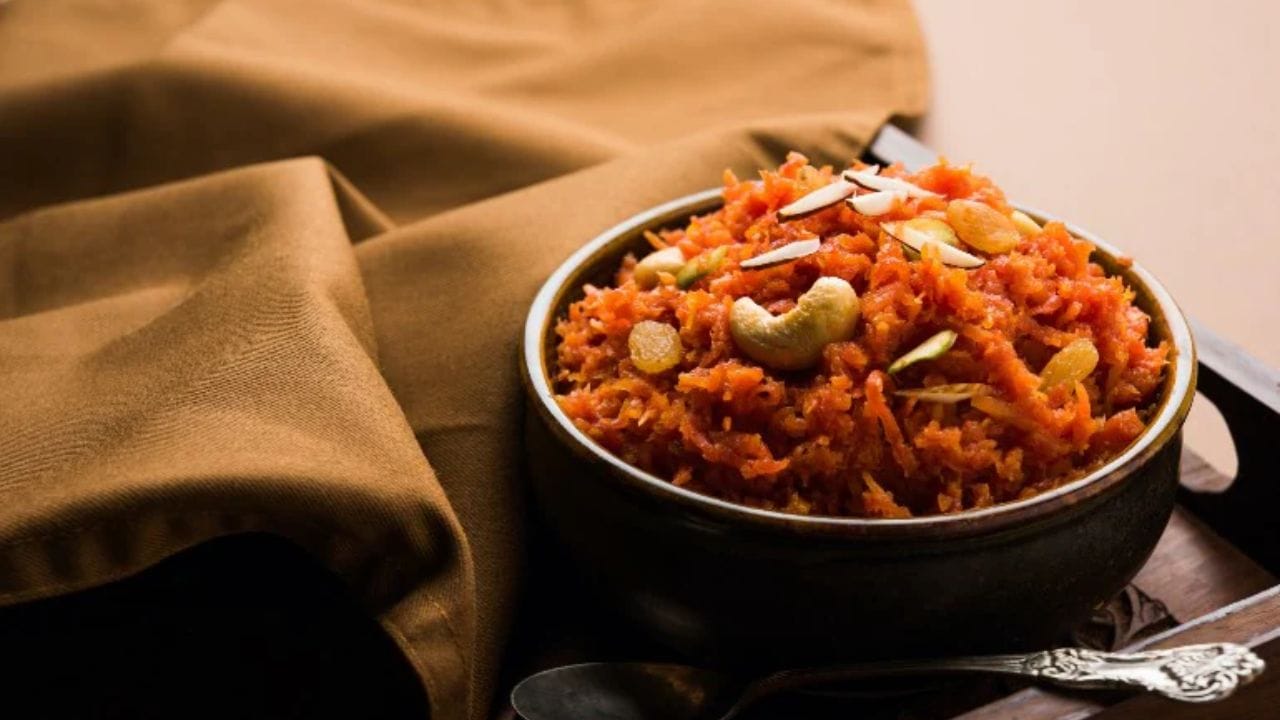 તે તમારા શરીરને ગરમ કરે છે, તમારી રોગપ્રતિકારક શક્તિને મજબૂત બનાવે છે અને વાયરલ સ્વાસ્થ્ય સમસ્યાઓથી તમારું રક્ષણ કરે છે. માતાઓ ઘણીવાર શિયાળા દરમિયાન તેમના બાળકોને હળદરનું દૂધ આપે છે. કારણ કે તે શરદી અને ખાંસીથી બચવામાં મદદ કરે છે. બાળકો ઘણીવાર તેને પીવા માટે અનિચ્છા રાખે છે. હમણાં માટે આ આર્ટિકલમાં આપણે કાચી હળદરનો હલવો બનાવવાની રેસીપી શીખીશું જે શિયાળા માટે ખૂબ જ સ્વાદિષ્ટ અને સ્વસ્થ મીઠાઈ છે.
