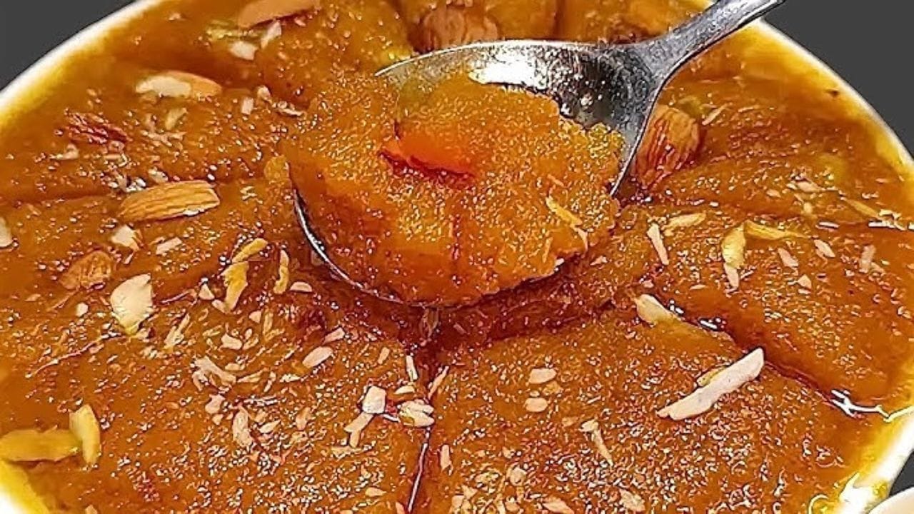 હલવા માટે સામગ્રી: 250 ગ્રામ કાચી હળદર, 100 કે 120 ગ્રામ બદામ, 200 ગ્રામ શુદ્ધ ઘી, 100 ગ્રામ ચણાનો લોટ અને 250 ગ્રામ ગોળ (અથવા તમને જોઈતી મીઠાશના આધારે વધુ કે ઓછું). વધુમાં, 8-9 બરછટ પીસેલી લીલી એલચી અને થોડા બદામના ટુકડા. સજાવટ માટે થોડી માત્રામાં બદામના ટુકડા (લગભગ દોઢ ચમચી) ની જરૂર પડશે. જો તમે ઈચ્છો તો થોડા કાજુ અને પિસ્તા પણ ઉમેરી શકો છો. હવે હળદરનો હલવો કેવી રીતે બનાવવો તે શીખો.
