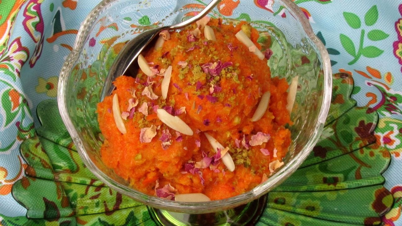 એકવાર હળદર ઘી શોષી લે પછી, તેમાં વાટેલી બદામ ઉમેરો અને બે થી ત્રણ મિનિટ સુધી સારી રીતે શેકો, જ્યાં સુધી હળદર તવામાંથી અલગ થવાનું શરૂ ન થાય. હળદર શેકાઈ જાય પછી, તાપ બંધ કરો. પછી, બીજા એક પેનમાં, 2-3 ચમચી શુદ્ધ ઘી ઉમેરો અને ચણાનો લોટ ધીમા તાપે શેકો, સતત હલાવતા રહો, જ્યાં સુધી રંગ બદલાતો નથી ત્યા સુધી હલાવો. એકવાર ચણાનો લોટ શેકાઈ જાય પછી, તેમાં નાના ટુકડા કરી ગોળ ઉમેરો અને ગોળ ઓગળે ત્યાં સુધી હલાવતા રહો. તેમાં કોઈ ગઠ્ઠો ન રહેવો જોઈએ.
