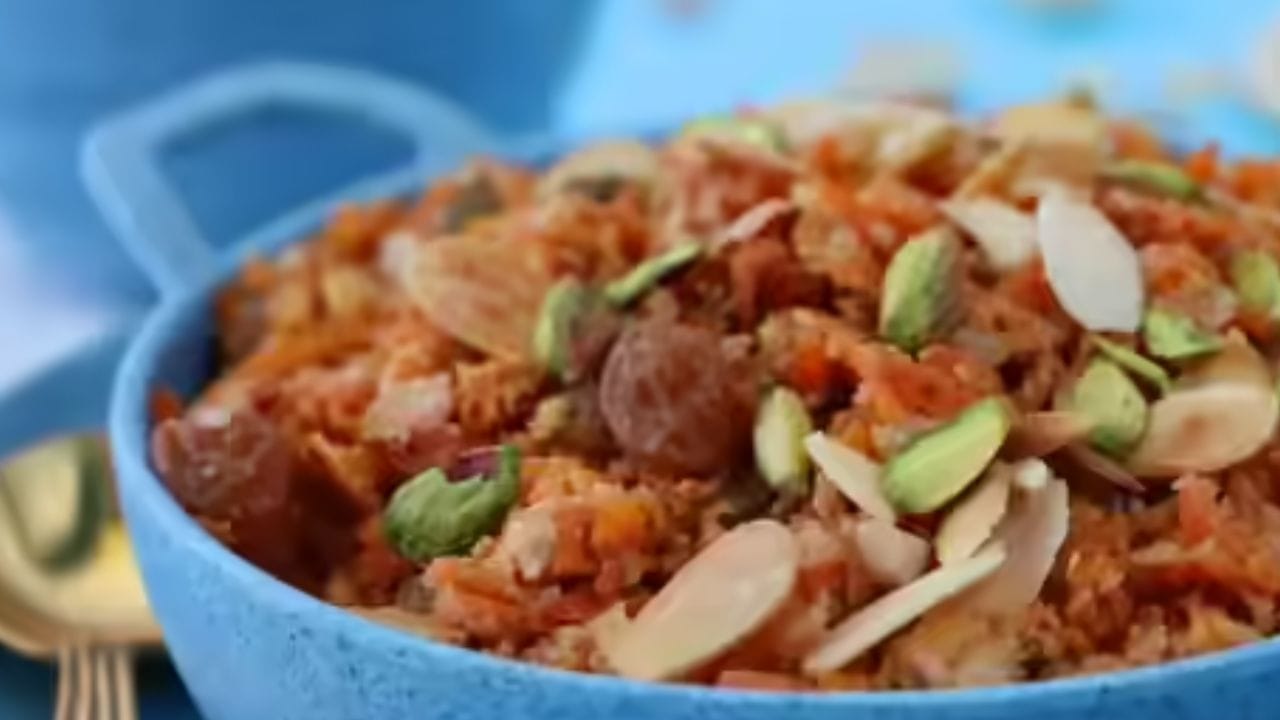 ગોળ અને ચણાનો લોટ બરાબર રંધાઈ જાય પછી તેમાં શેકેલી હળદર પાવડર અને થોડું ઘી ઉમેરો અને તેમને એકસાથે હલાવતા રહો. જ્યારે હળદર, ગોળ અને ચણાનો લોટ સારી રીતે મિક્સ થઈ જાય, ત્યારે તેમાં એલચી પાવડર ઉમેરો અને તપાસો કે ઘી હલવાથી અલગ થઈ રહ્યું છે કે નહીં. જ્યારે હલવો ઘી છોડવાનું શરૂ કરે, ત્યારે ગેસ બંધ કરો, કારણ કે આ તબક્કે તે તૈયાર થઈ જાય છે. 
