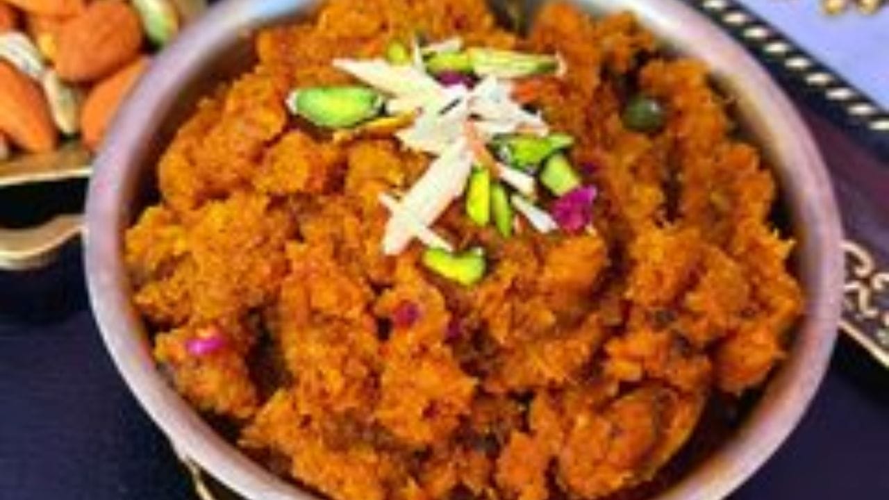 તમે તેને ઠંડુ કરીને થોડા દિવસો માટે કન્ટેનરમાં પણ સ્ટોર કરી શકો છો. શિયાળા દરમિયાન દરરોજ 1-2 ચમચી હળદરનો હલવો હુંફાળા દૂધ સાથે ખાઓ, કારણ કે તે તમને ઘણી વાયરલ સ્વાસ્થ્ય સમસ્યાઓથી બચાવશે.
