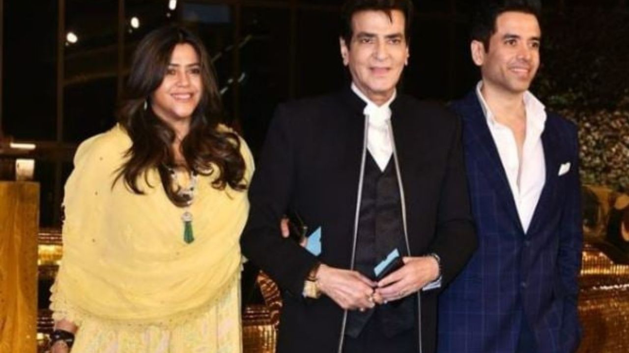 તુષાર કપુરે પિતા જેટલી સફળતા અને લોકપ્રિયતા મેળવી શક્યો નથી. સ્ટારનો દીકરો હોવા છતાં તુષાર કપુર ફલોપ અભિનેતાના લિસ્ટમાં સામેલ છે. તુષાર કપુર આજે પોતાનો 49મો જન્મદિવસ સેલિબ્રેટ કરી રહ્યો છે.