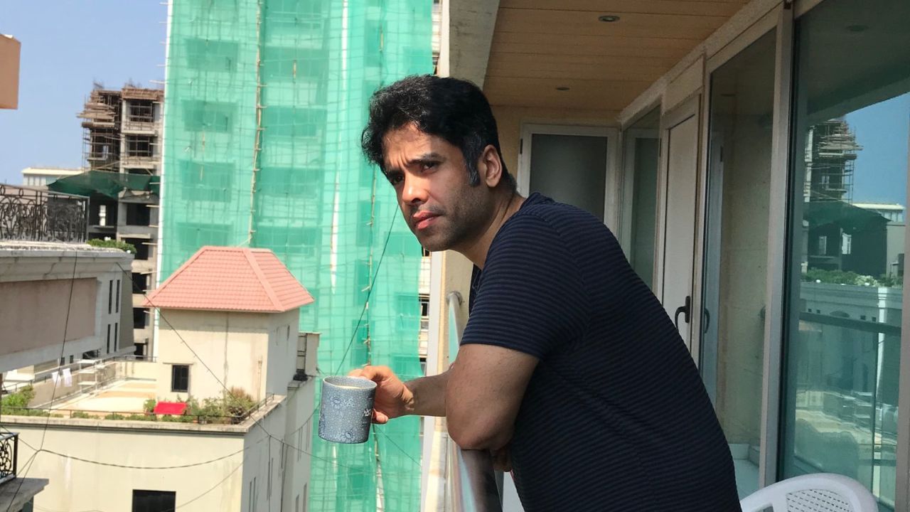 .તુષાર કપુર માત્ર પિતા જિતેન્દ્ર જેટલી સફળતા કે લોકપ્રિયતા મેળવી ચૂક્યો નથી પરંતુ નેટવર્થ મામલે પણ પાછળ છે.