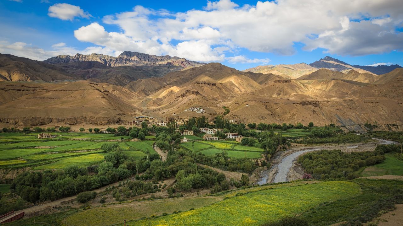 દ્રાસ પહોંચવું મુશ્કેલ કાર્ય છે. અહીંયા સૌથી નજીકનું એરપોર્ટ લેહમાં છે, જે લગભગ 150 કિલોમીટર દૂર છે અને રોડ દ્વારા મુસાફરી કરવા માટે ખતરનાક 'ઝોજી લા પાસ' પાર કરવો પડે છે, જે શિયાળા દરમિયાન ભારે હિમવર્ષાને કારણે ઘણીવાર બંધ રહે છે. 