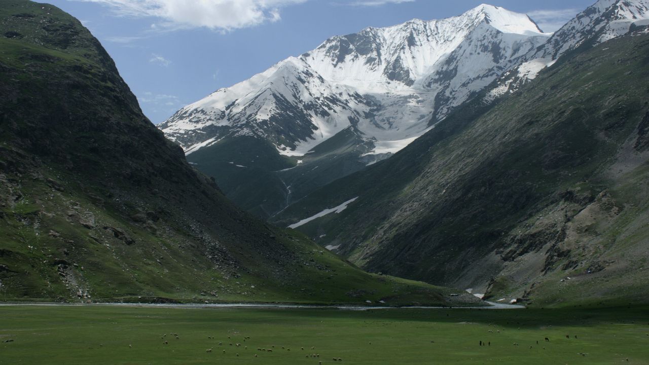 વાત એમ છે કે, દ્રાસ ભારતનું સૌથી ઠંડું વસ્તી ધરાવતું ગામ છે. આને લદ્દાખના પ્રવેશદ્વાર તરીકે ઓળખવામાં આવે છે. આ ગામ નેશનલ હાઇવે 1 પર 'ઝોજી લા દર્રો' અને 'કારગિલ' શહેર વચ્ચે આવેલું છે, જેના કારણે તે લેહ તરફ જતા પ્રવાસીઓ માટે એક આકર્ષક સ્થળ બની ગયું છે.