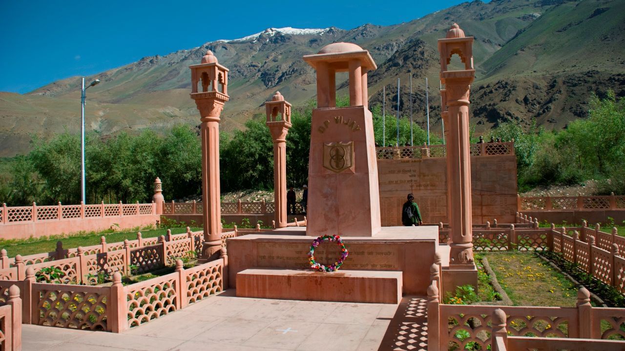 કારગિલ યુદ્ધ ક્ષેત્રની નજીક હોવાને કારણે આ શહેર ઐતિહાસિક મહત્વ પણ ધરાવે છે. નજીકના ટોલોલિંગમાં સ્થિત કારગિલ યુદ્ધ સ્મારક, ભારત અને પાકિસ્તાન વચ્ચેના વર્ષ 1999 ના યુદ્ધમાં શહીદ થયેલા સૈનિકોને શ્રદ્ધાંજલિ આપે છે.