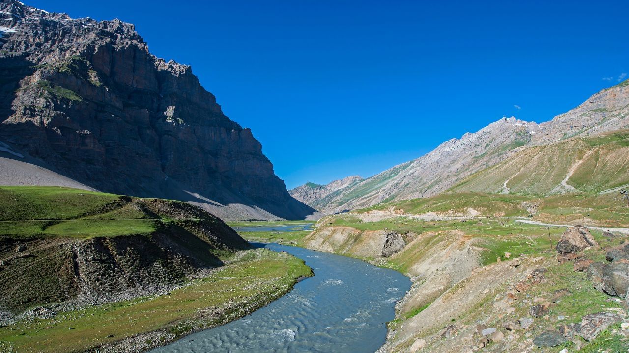  દ્રાસ માત્ર તેની કડકડતી ઠંડી માટે જ નહીં પરંતુ પ્રાકૃતિક સૌંદર્ય અને શાંતિ શોધનારાઓ માટે પણ સ્વર્ગ સમાન છે. દ્રાસ ઘાટીમાં બરફથી ઢંકાયેલી પહાડીઓ, આલ્પાઇન મેદાનો અને હિમમય નદીઓના સુંદર દ્રશ્યો જોવા મળે છે. ટ્રેકિંગ અને સાહસપ્રેમી મુસાફરો અમરનાથ, સુરૂ ઘાટી અને મુસ્કોહ ઘાટી જેવા અભિયાનો માટે દ્રાસને આધાર કેન્દ્ર તરીકે ઉપયોગ કરે છે.